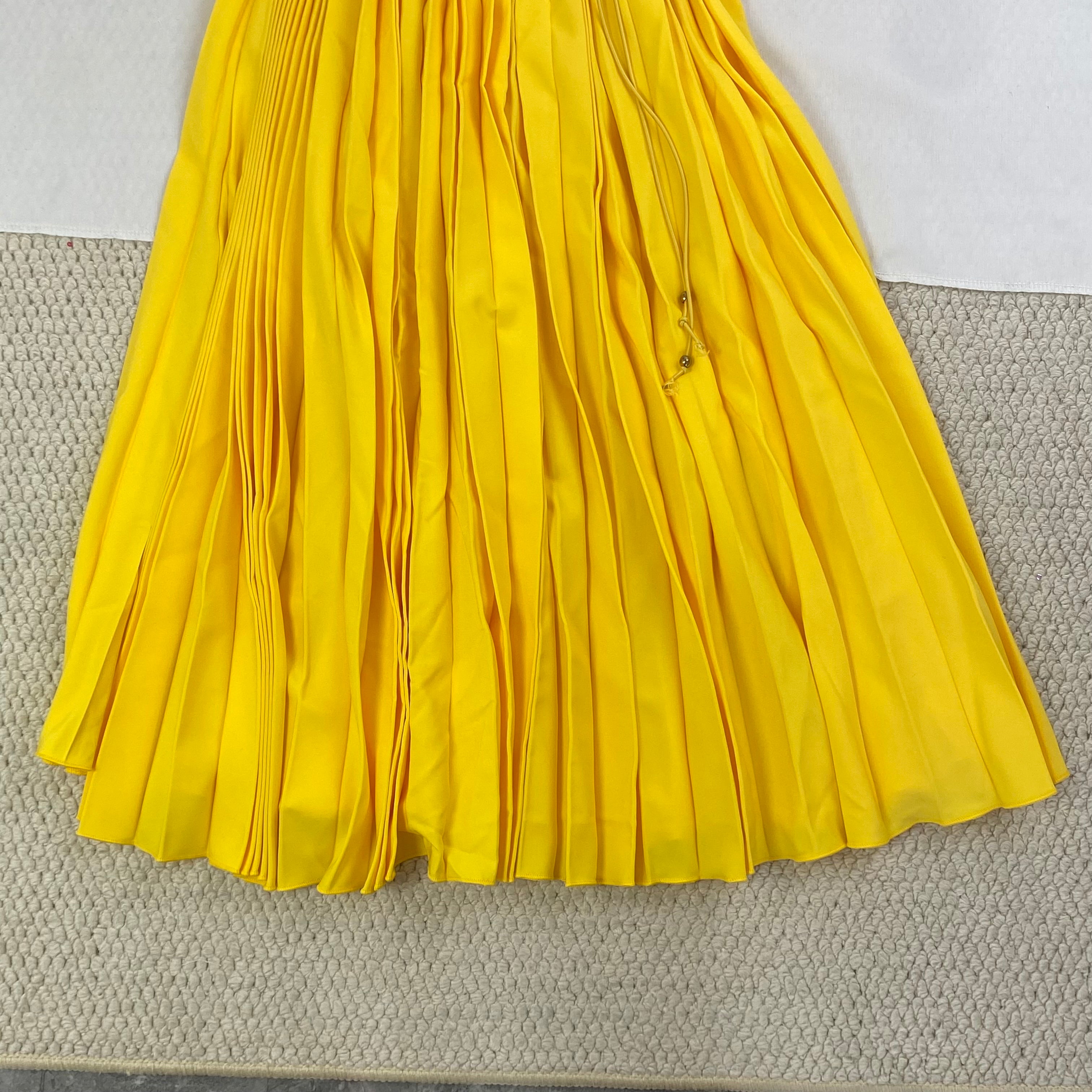 Pleated V-neck wide skirt with straps and pure color