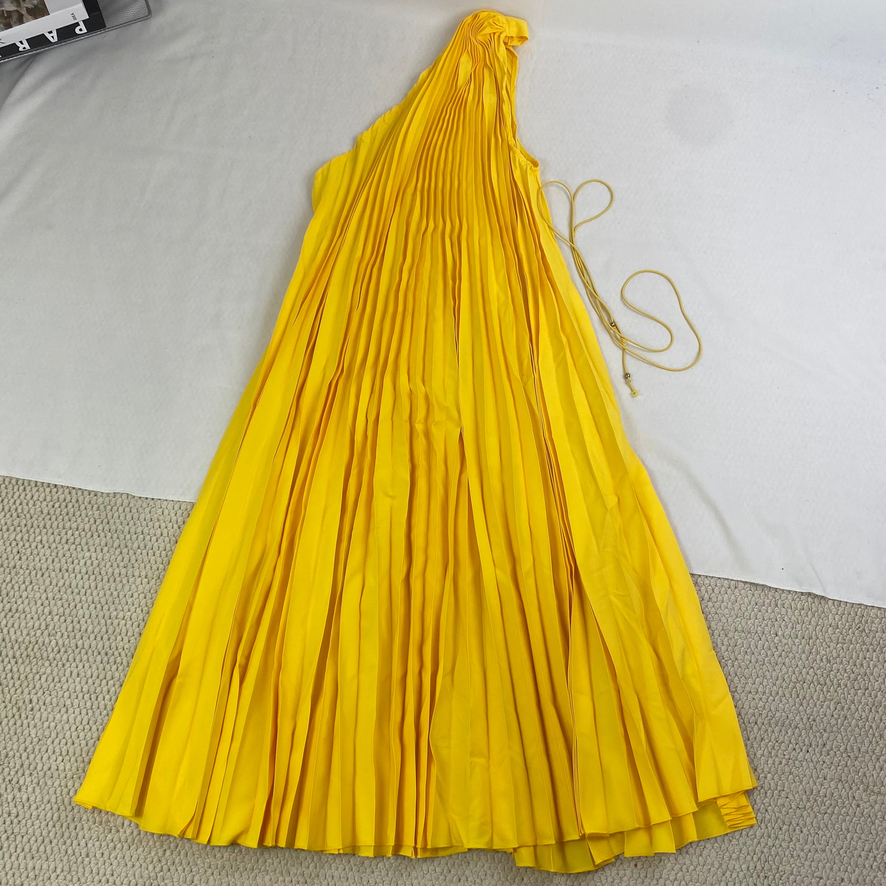 Pleated V-neck wide skirt with straps and pure color