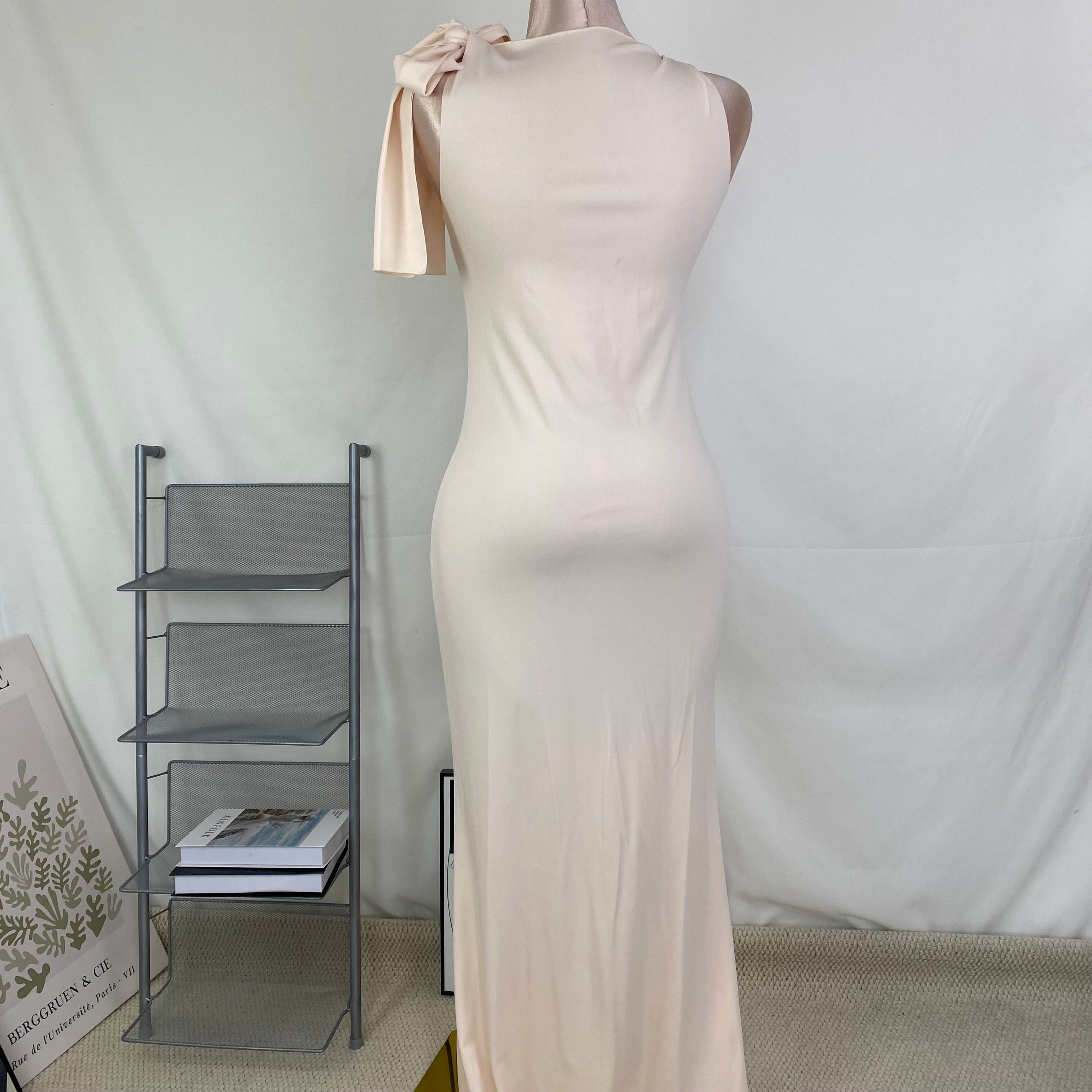 Single-shoulder pleated solid-color dress