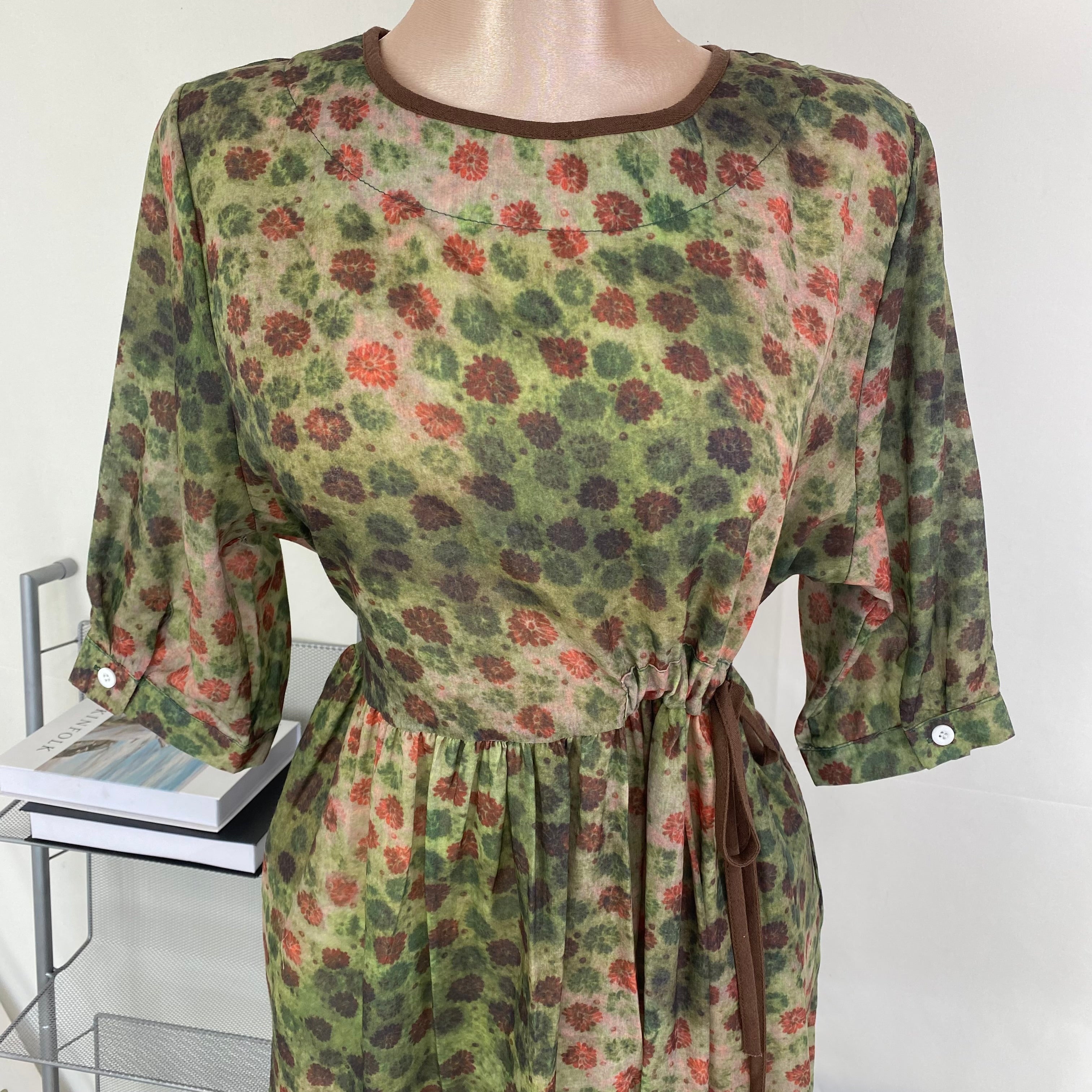 Round-neck flared sleeve leaf-patterned dress