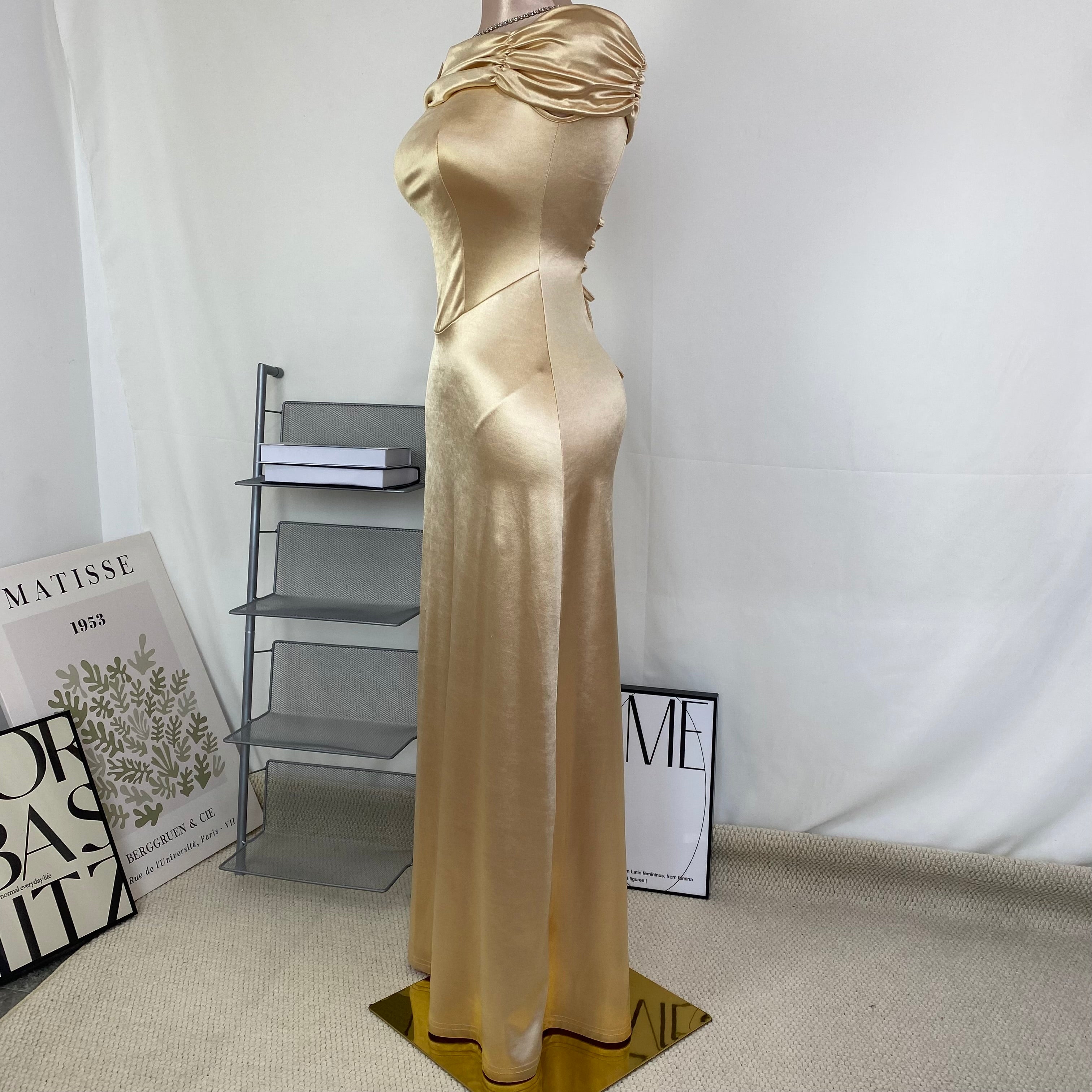A figure-hugging one-shoulder dress