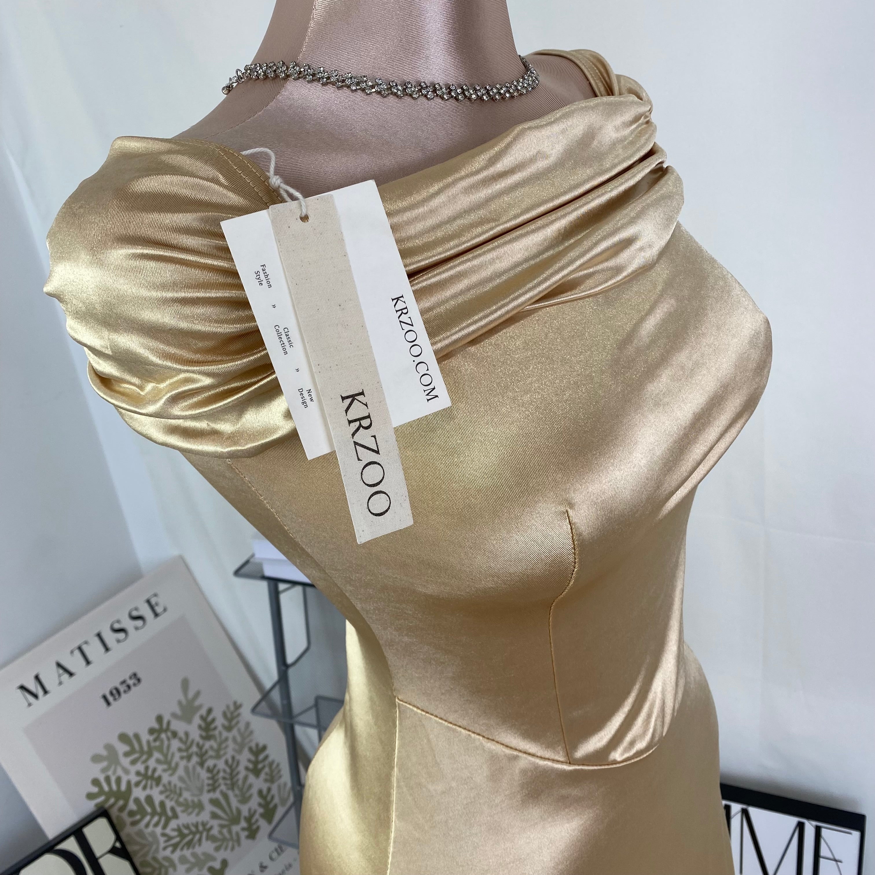 A figure-hugging one-shoulder dress