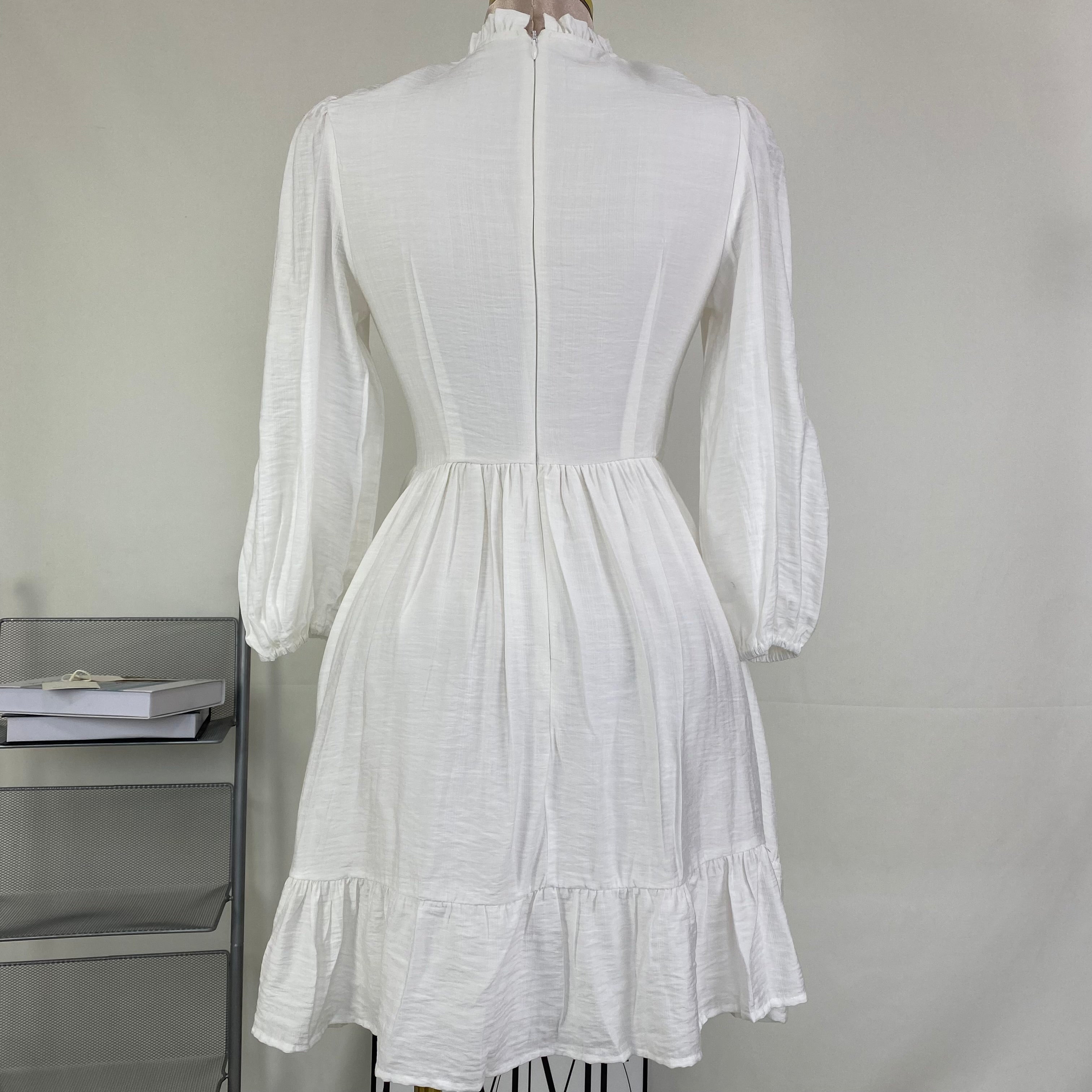 White long-sleeved stretch waist pleated short dress