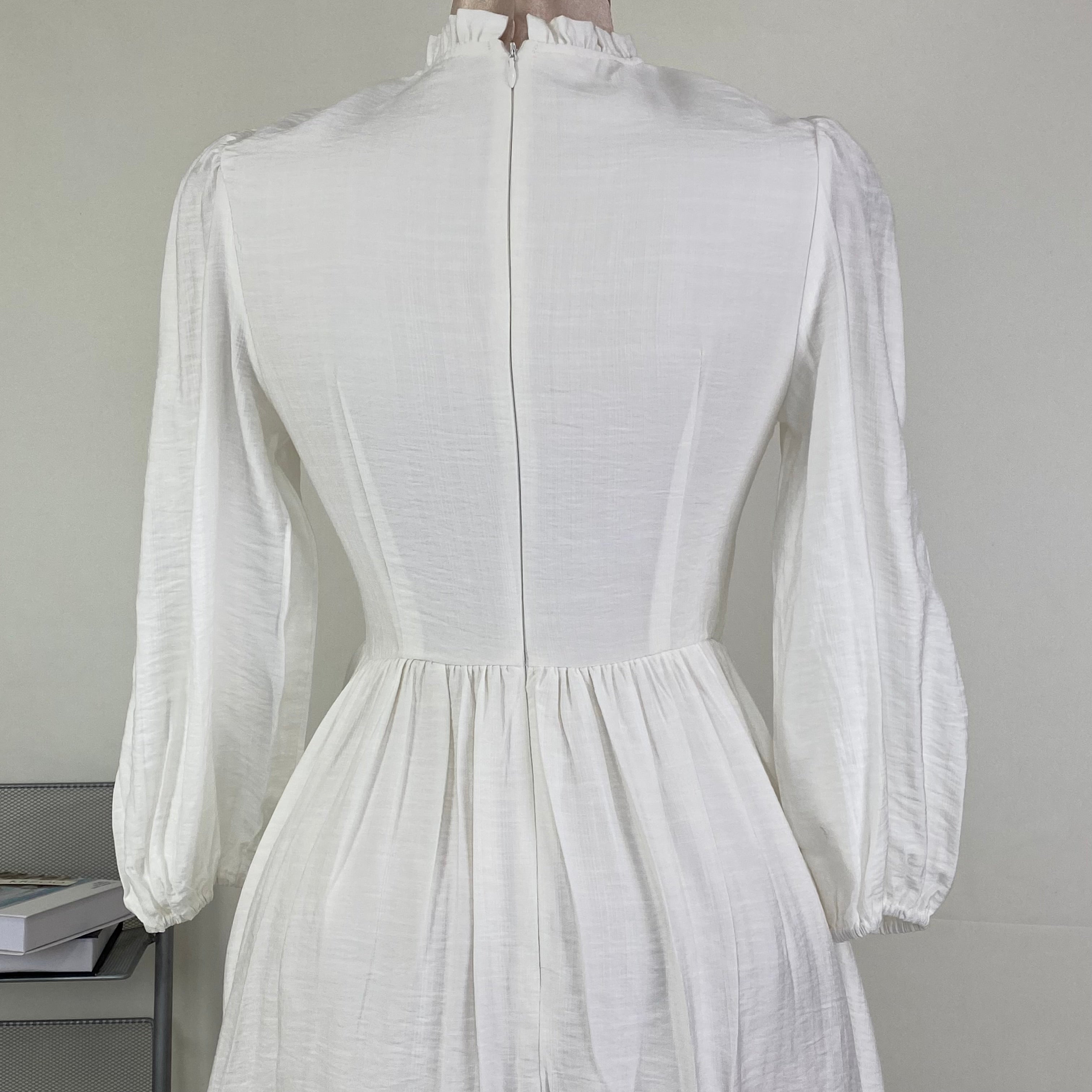 White long-sleeved stretch waist pleated short dress