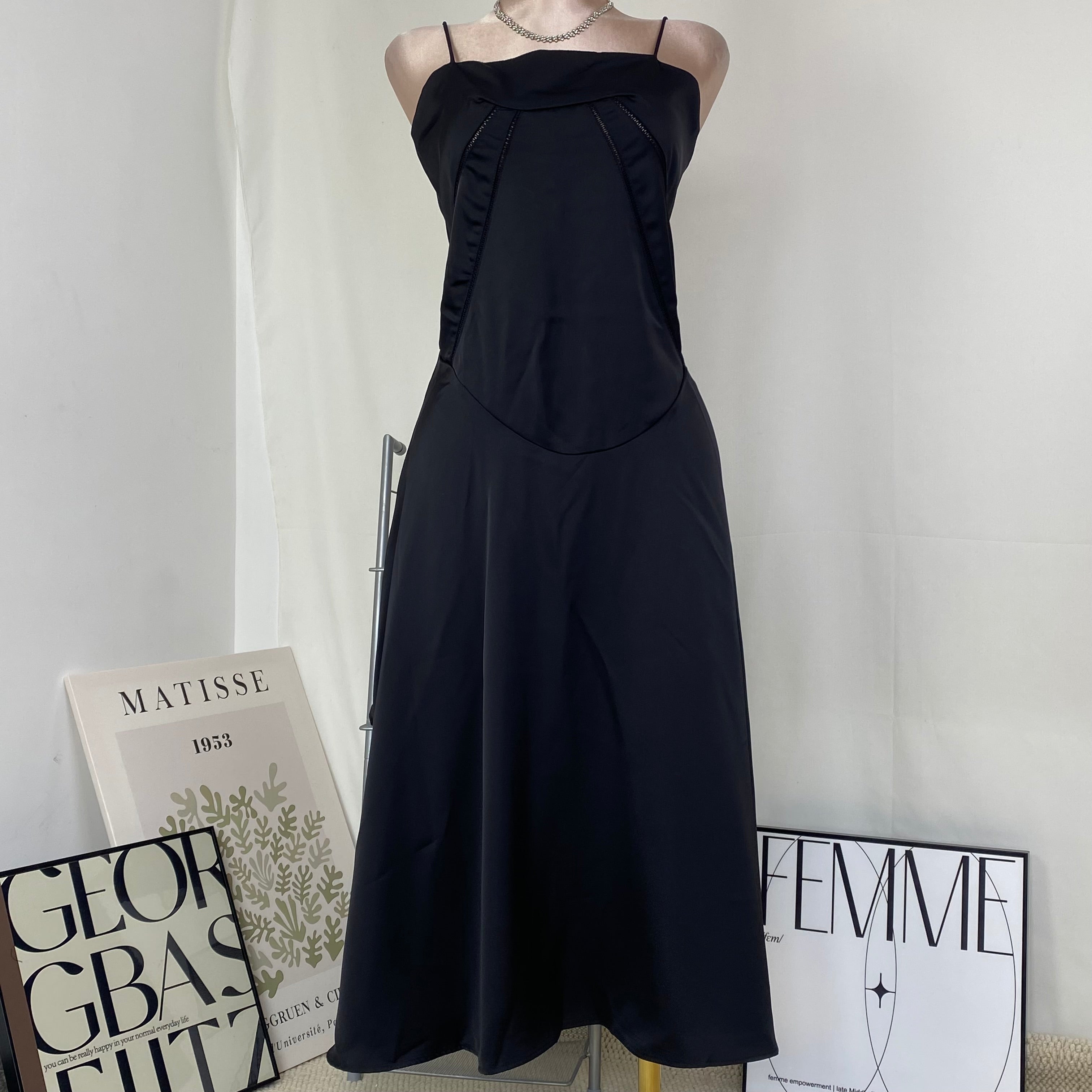 Strap-on figure-hugging backless long dress