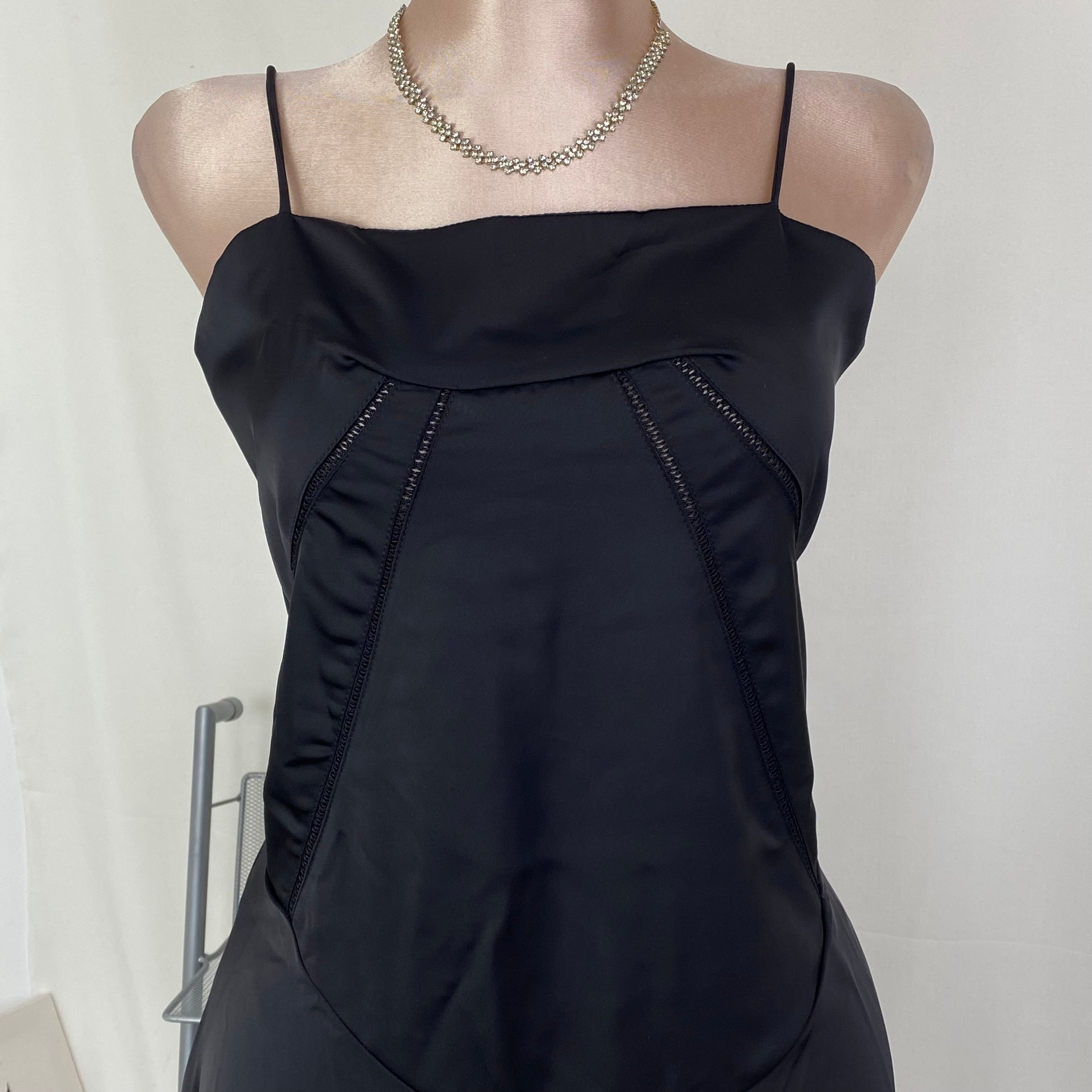 Strap-on figure-hugging backless long dress