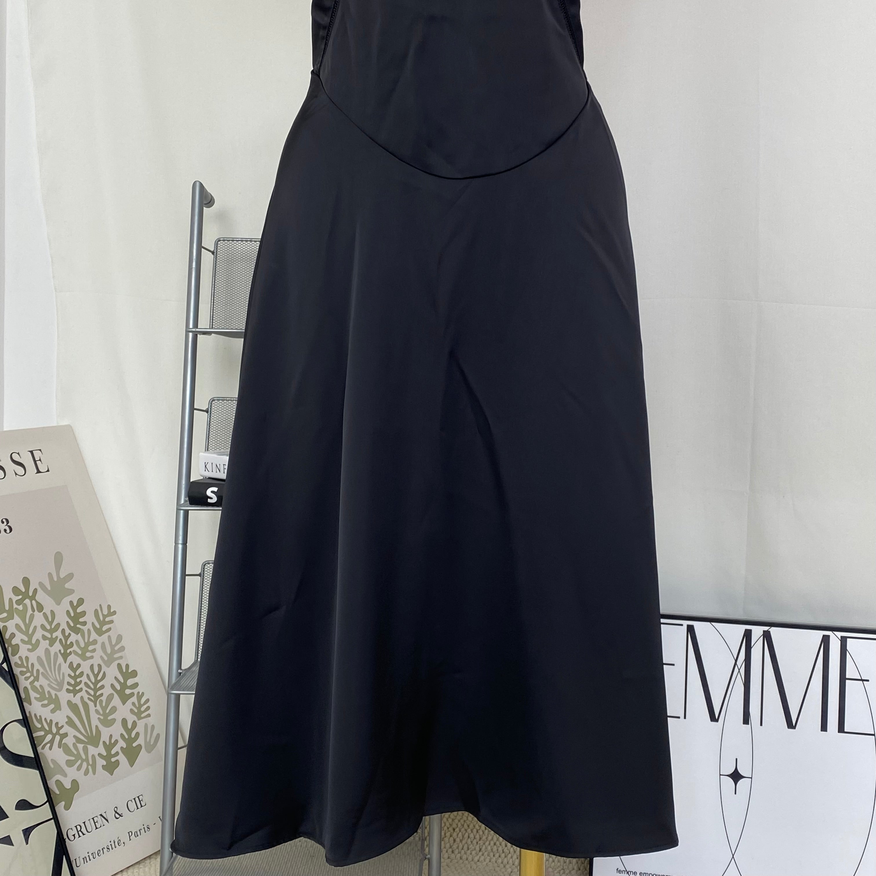 Strap-on figure-hugging backless long dress