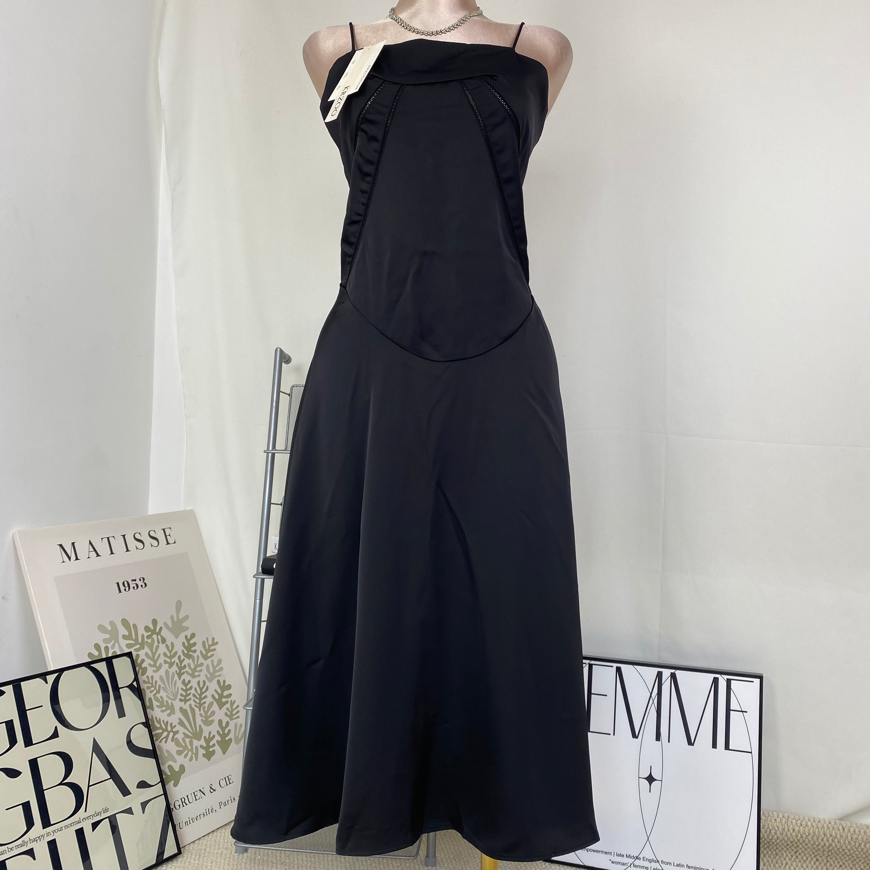 Strap-on figure-hugging backless long dress