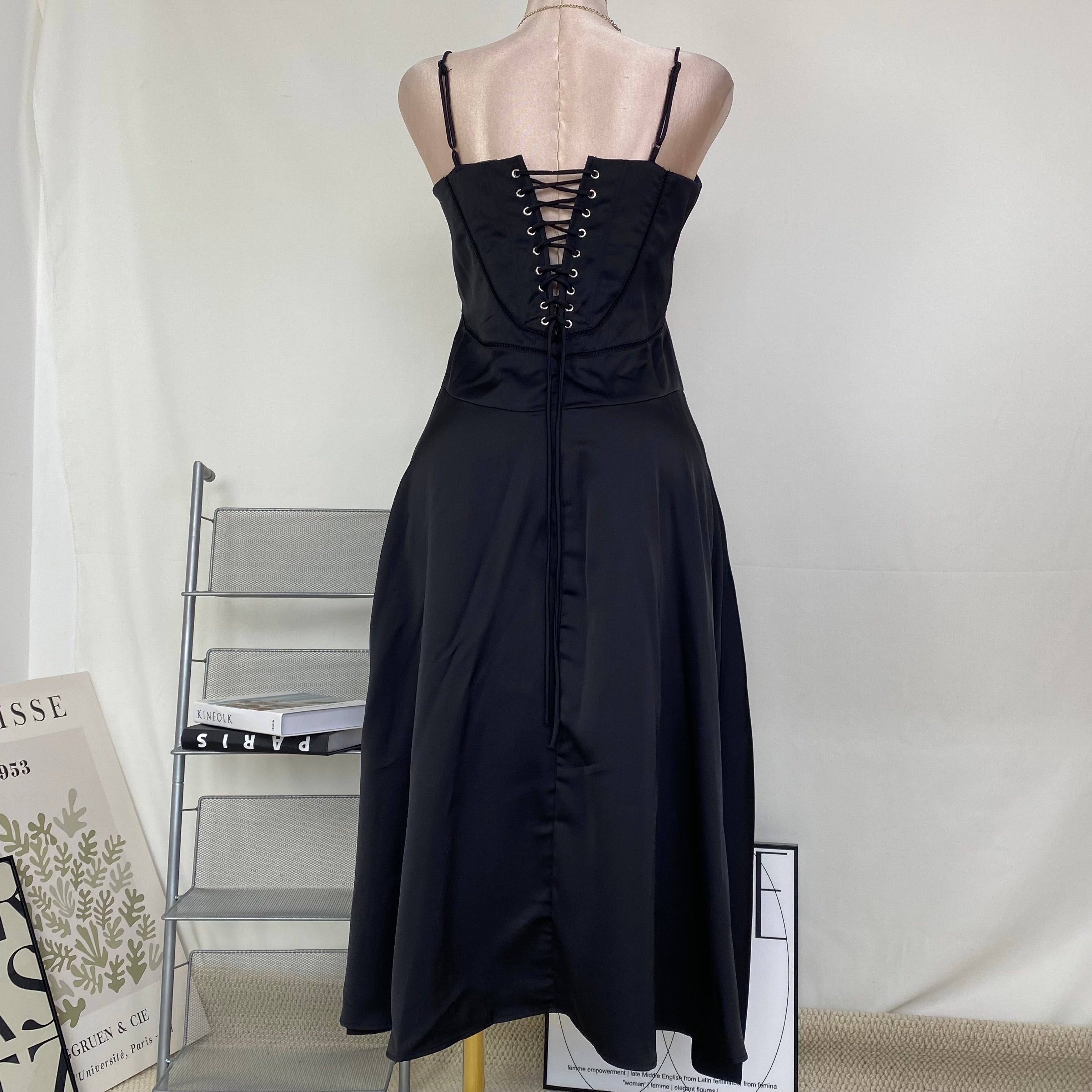 Strap-on figure-hugging backless long dress