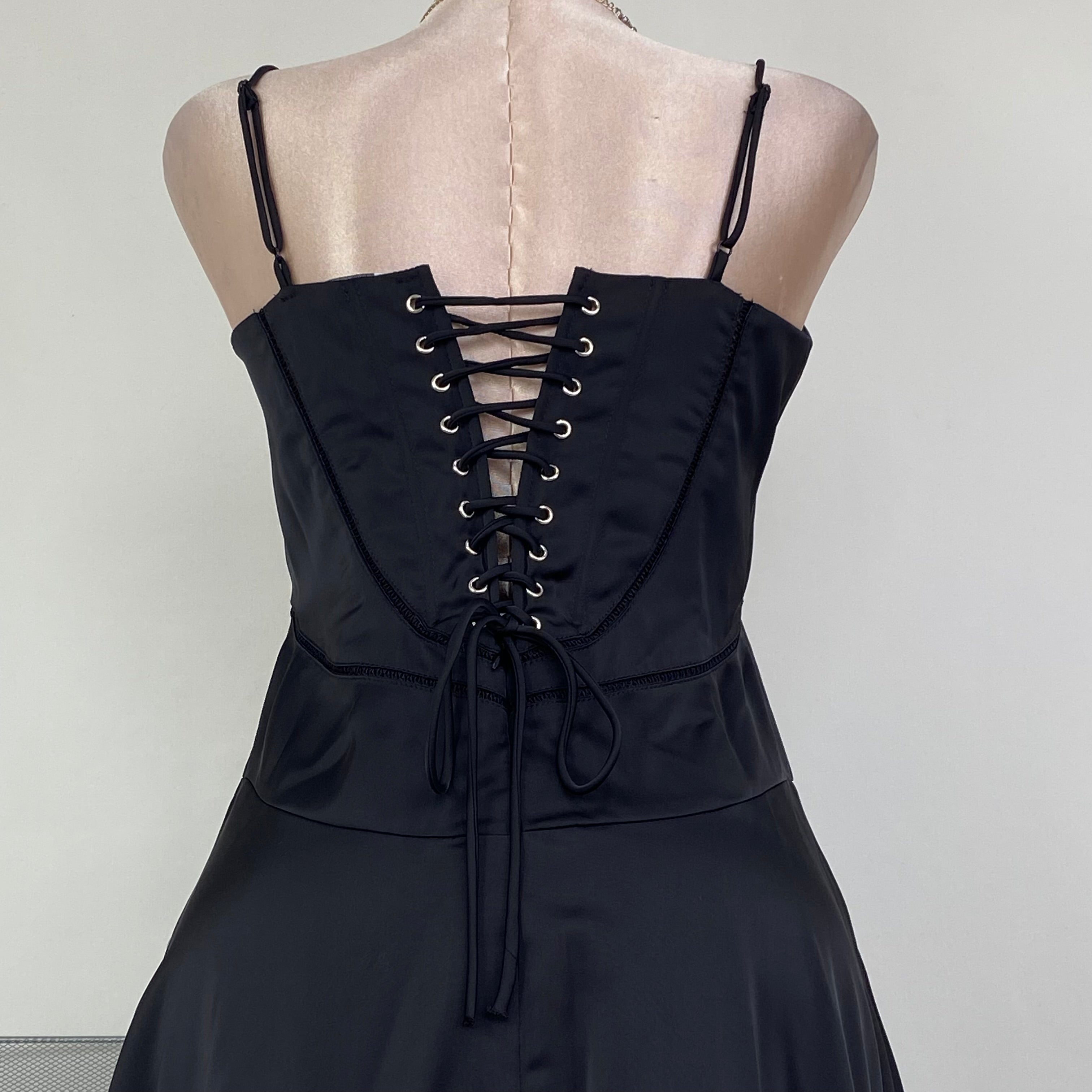 Strap-on figure-hugging backless long dress