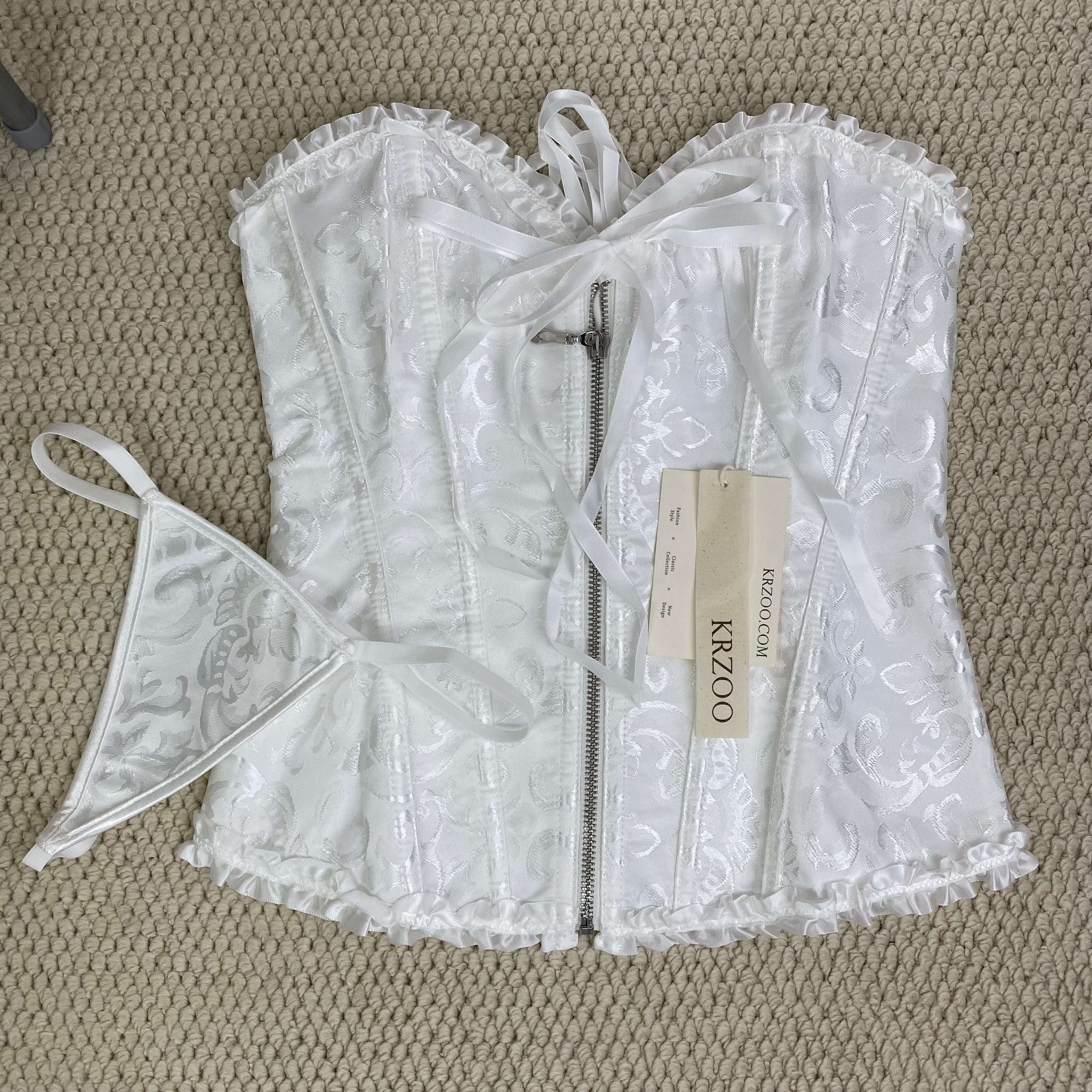 Zip-up stretch top with tight fishbone detailing