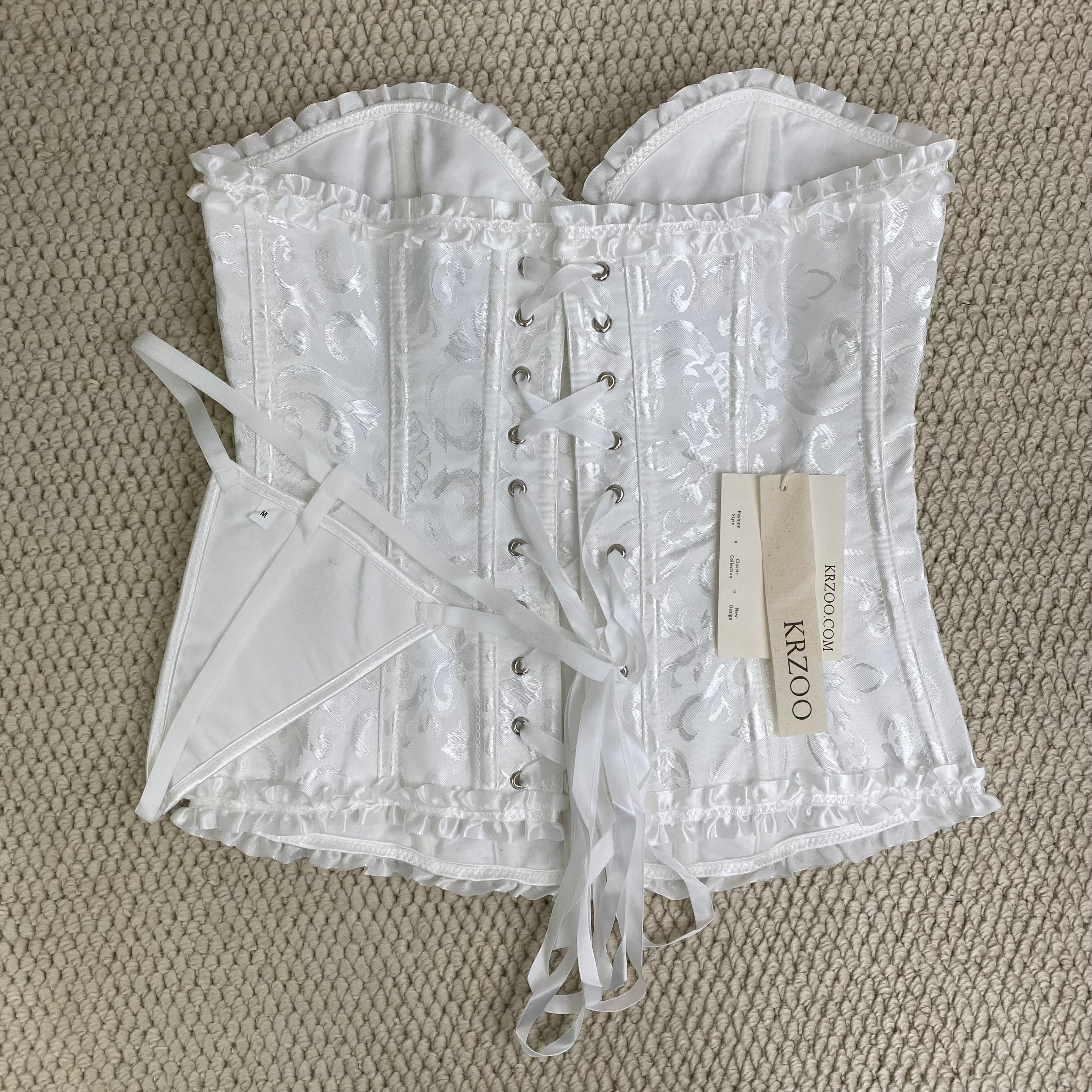 Zip-up stretch top with tight fishbone detailing