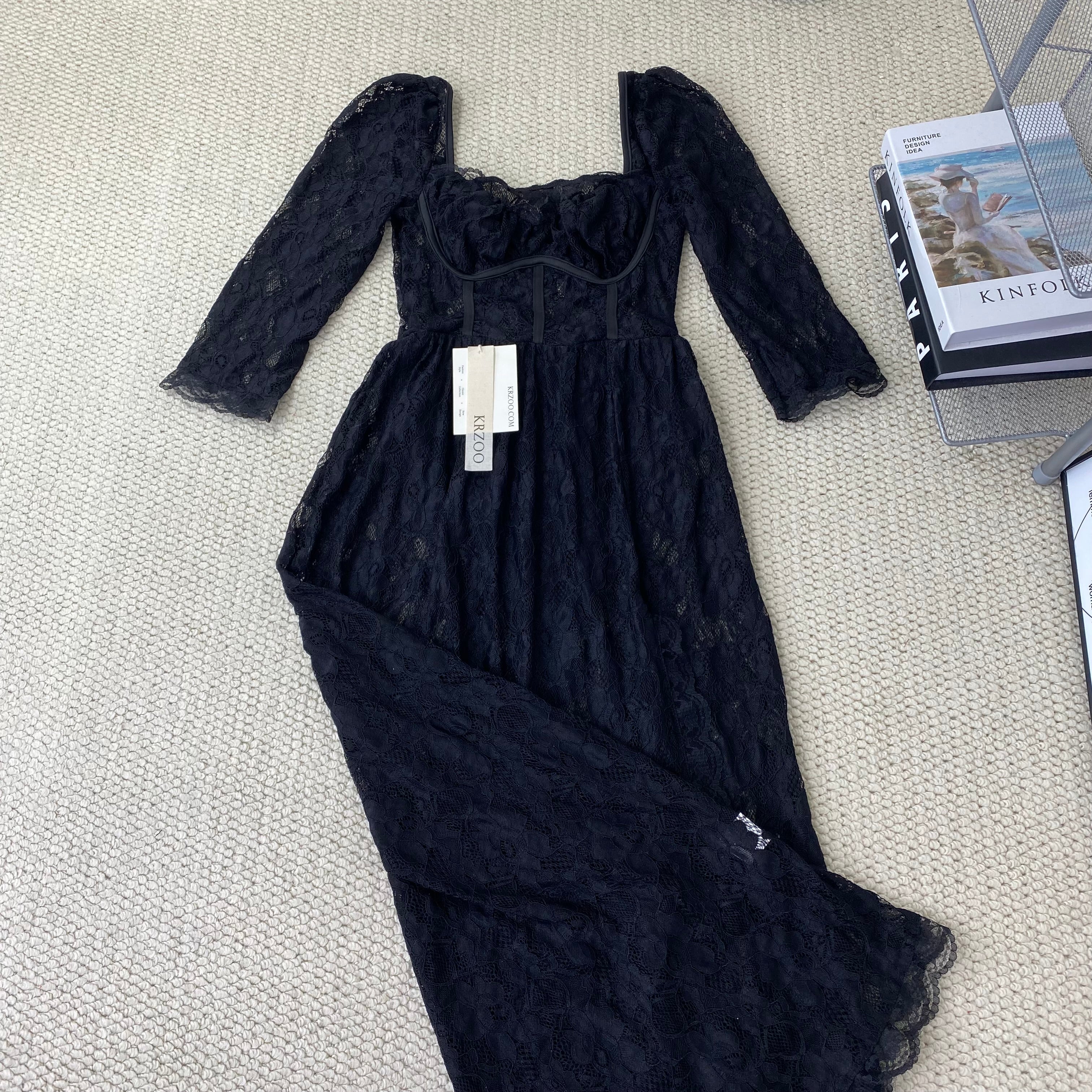 Lace square-necked slit-fitted dress