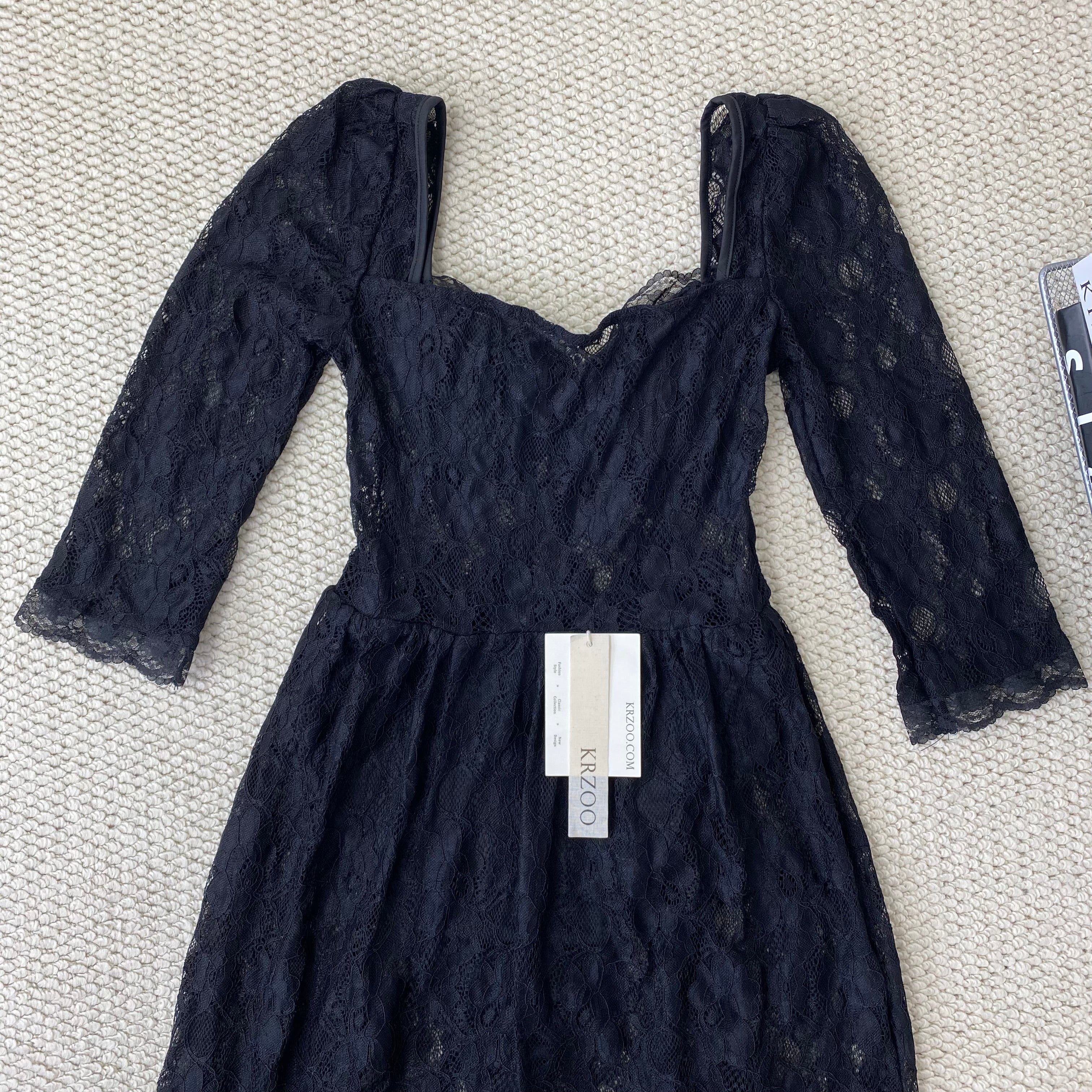 Lace square-necked slit-fitted dress