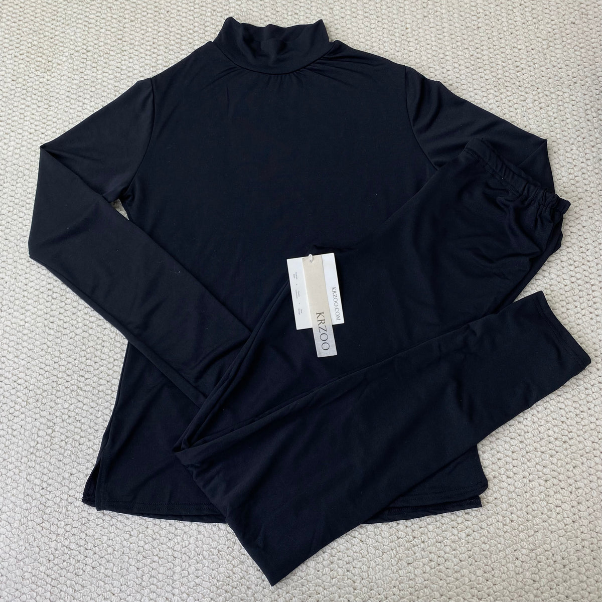 Base layer shirt and long-sleeved T-shirt set