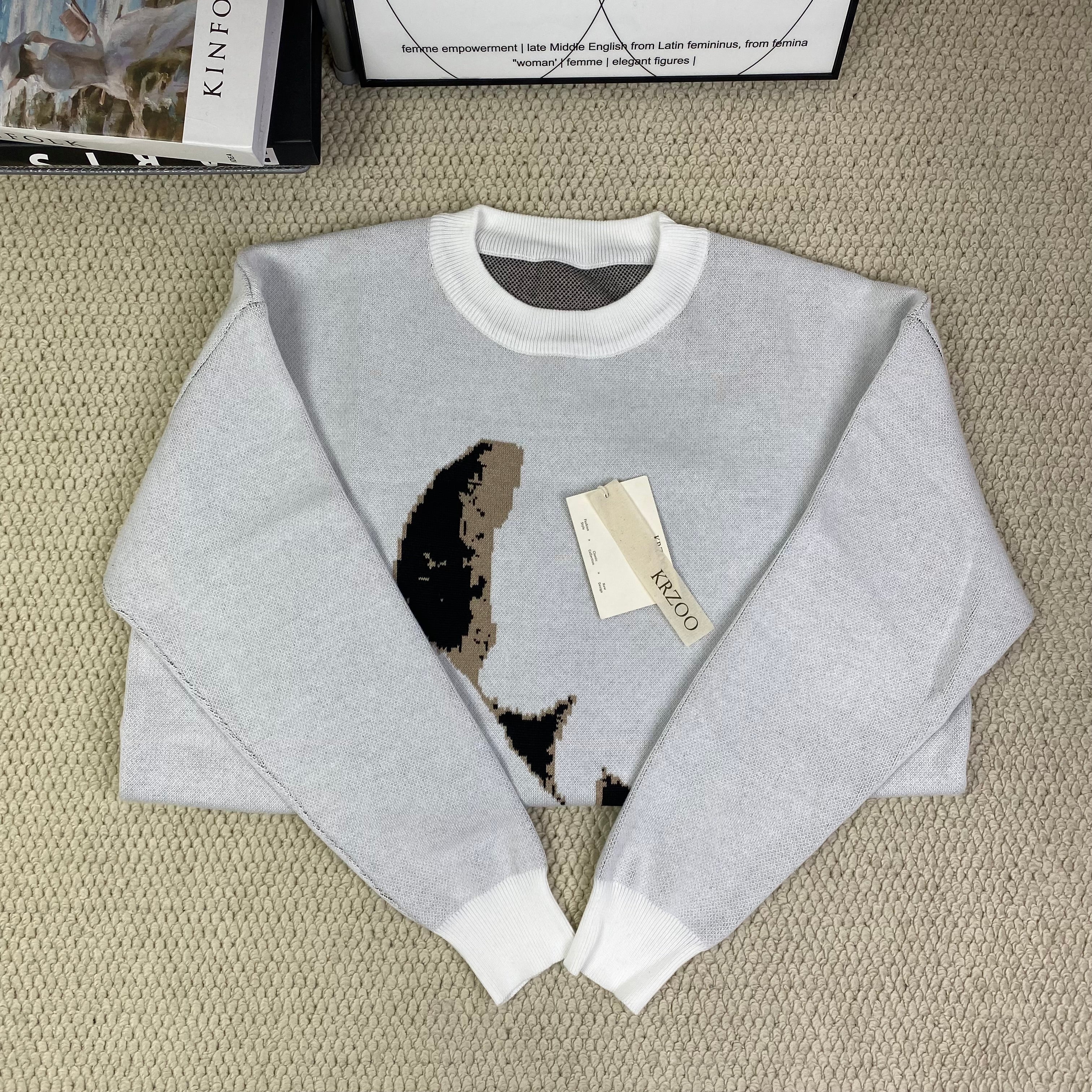 Round-neck printed long-sleeved sweater