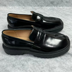 Split-toe shoes with pigtail laces and small leather shoes