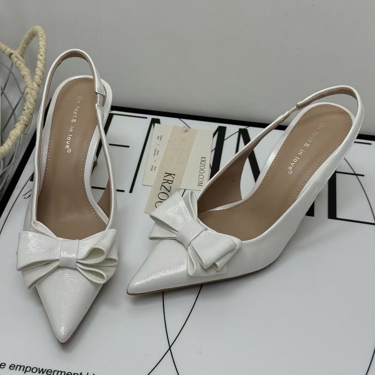 Pointed bow high-heeled shoes