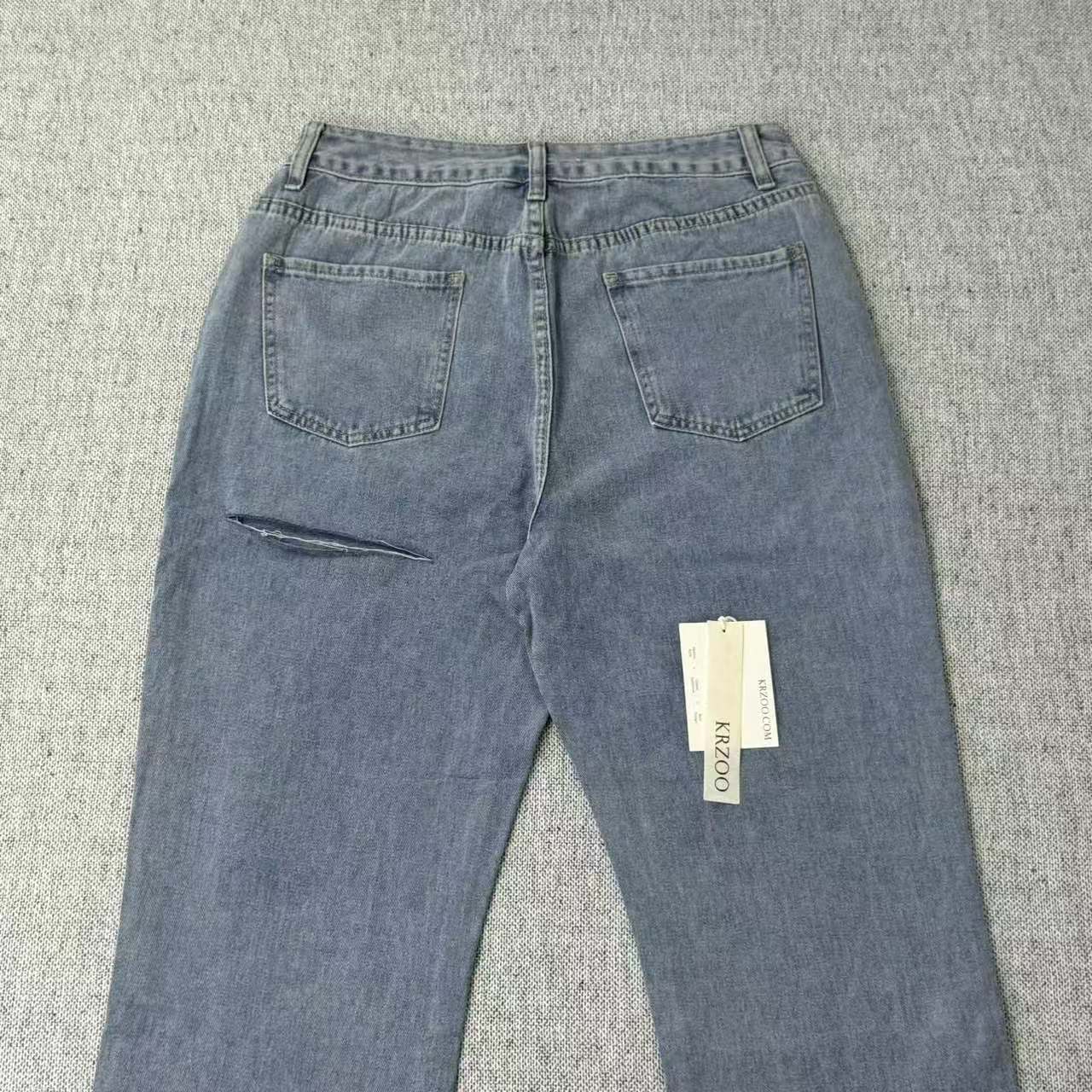 High-waist fringed fabric cutting through the jeans