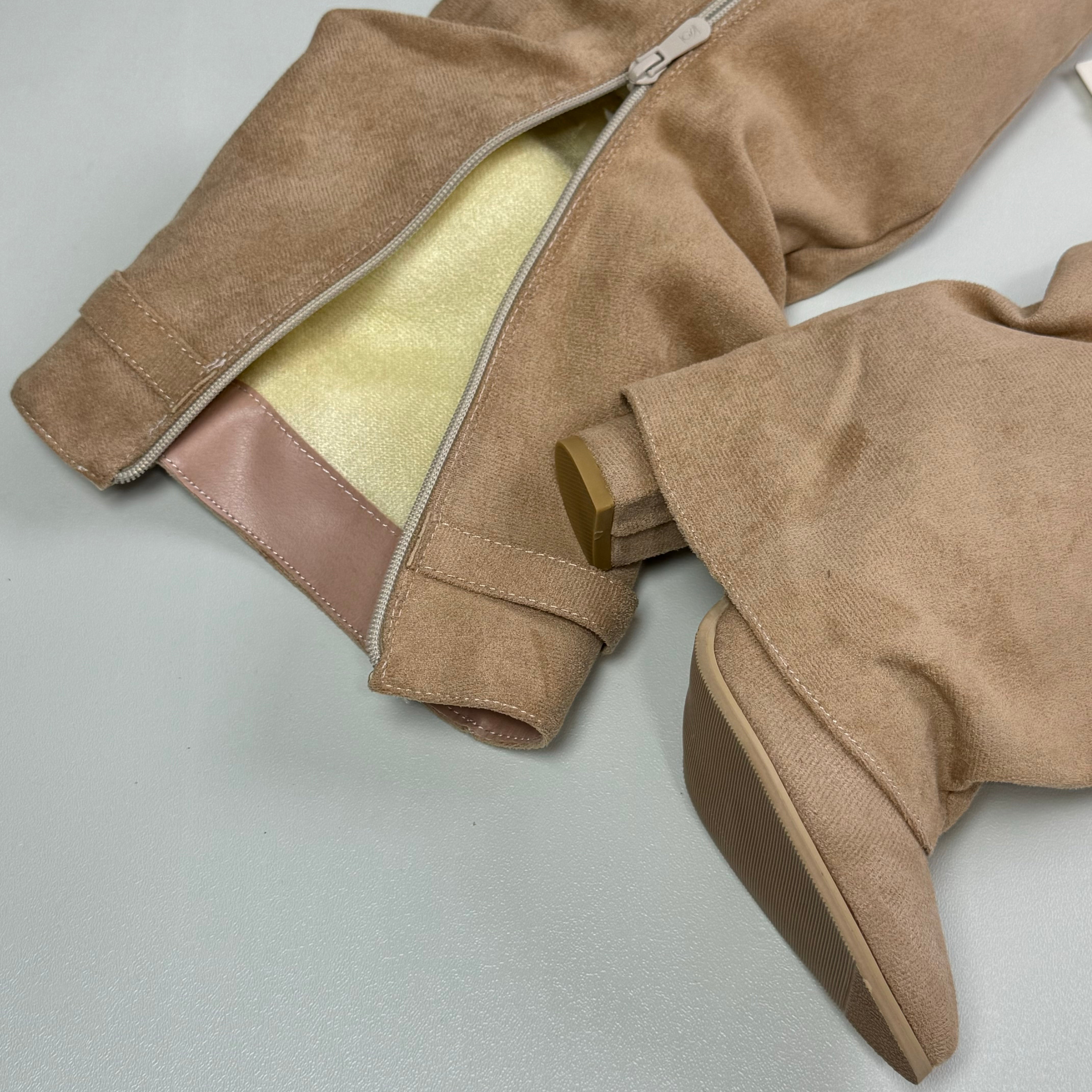 Pointed pleated metal buckle mid-length boots