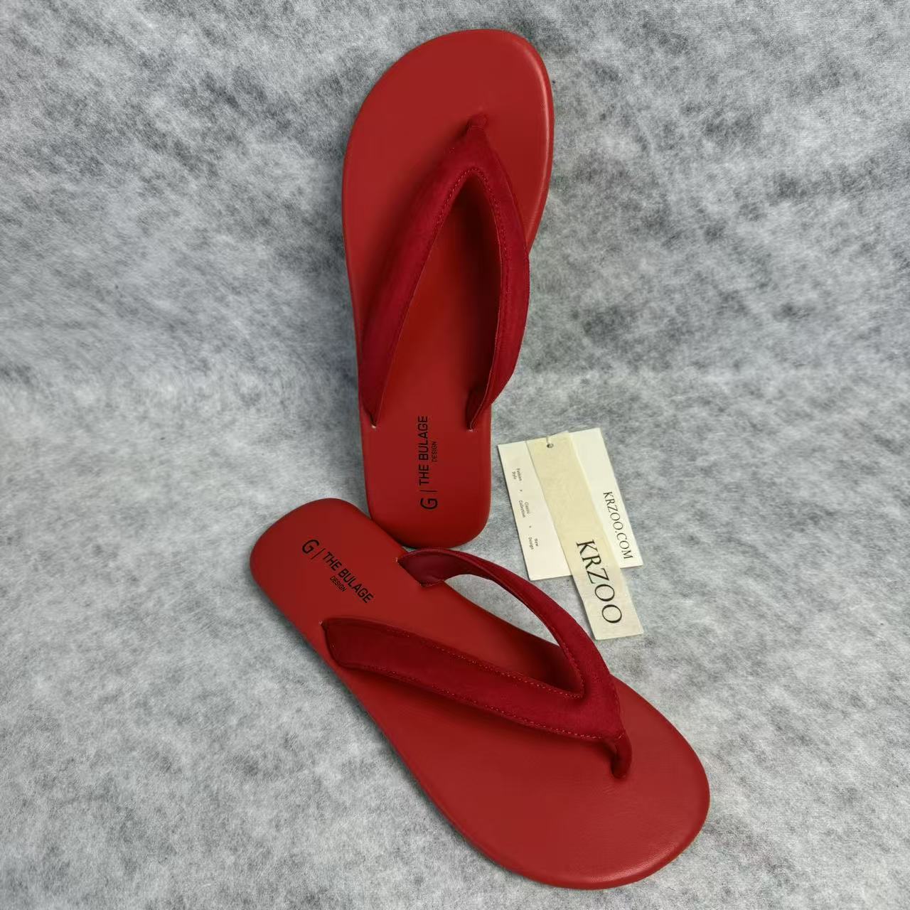 Flat-bottomed shoe with toe clasp and V-shaped sole