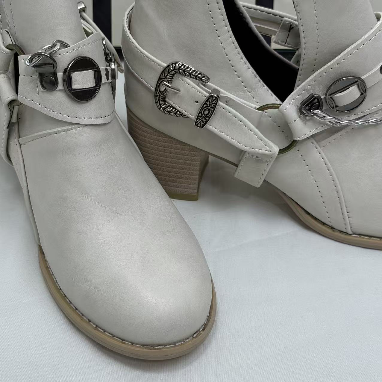 Bolt fastener thick-soled shoes