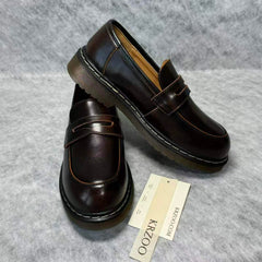 Put on flat-soled leather shoes