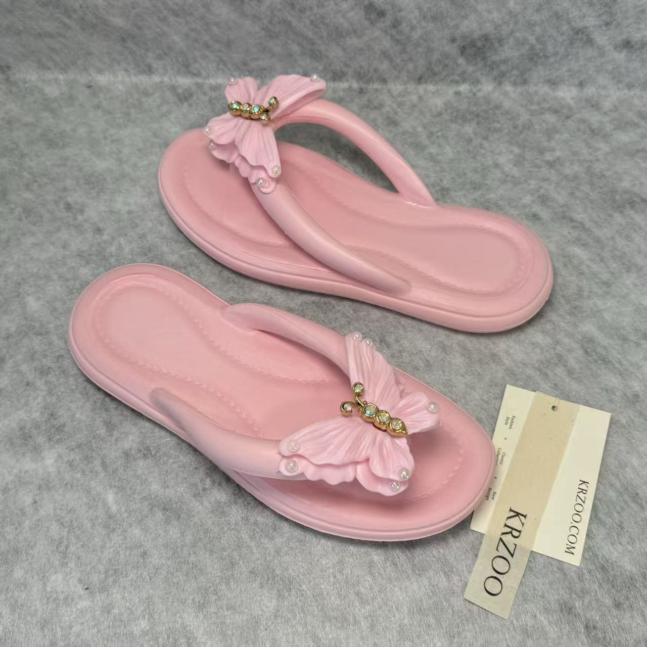 Diamond-shaped bow flip-flops