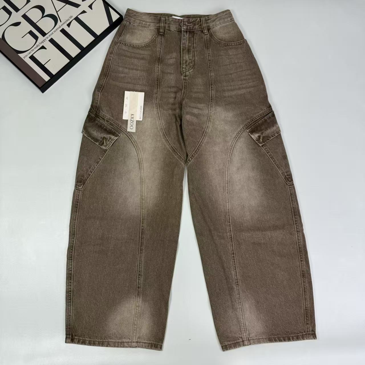 Contrasting color curved knife-shaped jeans