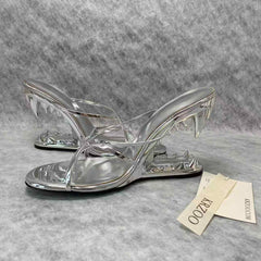 Abnormal teeth and high-heeled slippers