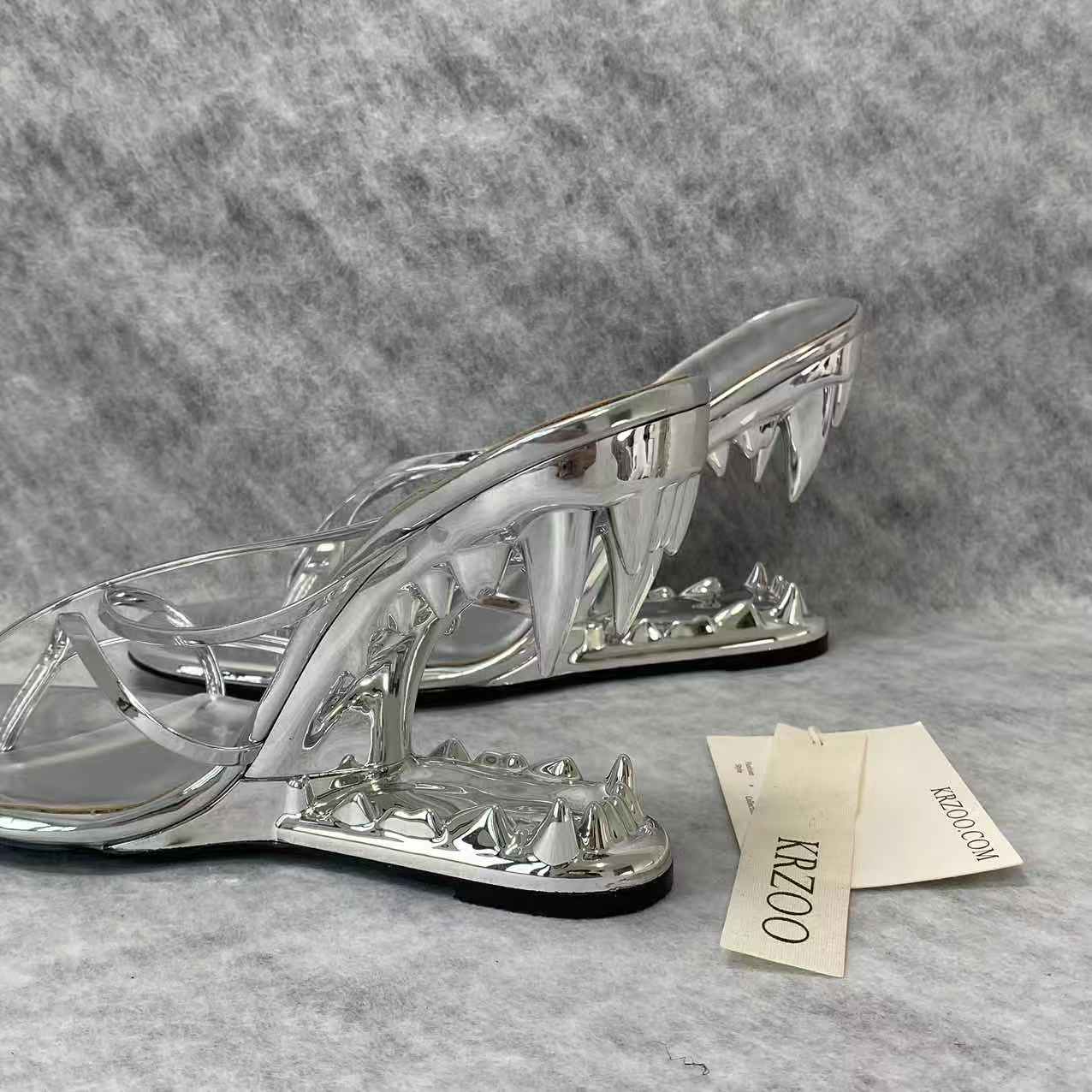 Abnormal teeth and high-heeled slippers