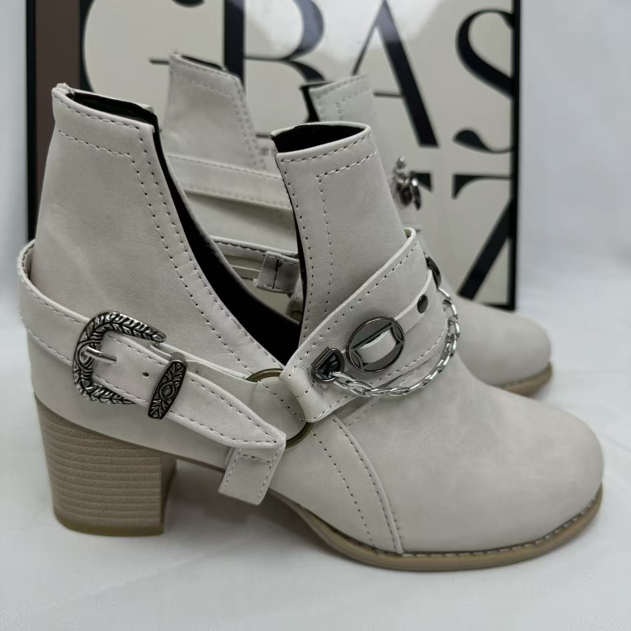 Bolt fastener thick-soled shoes