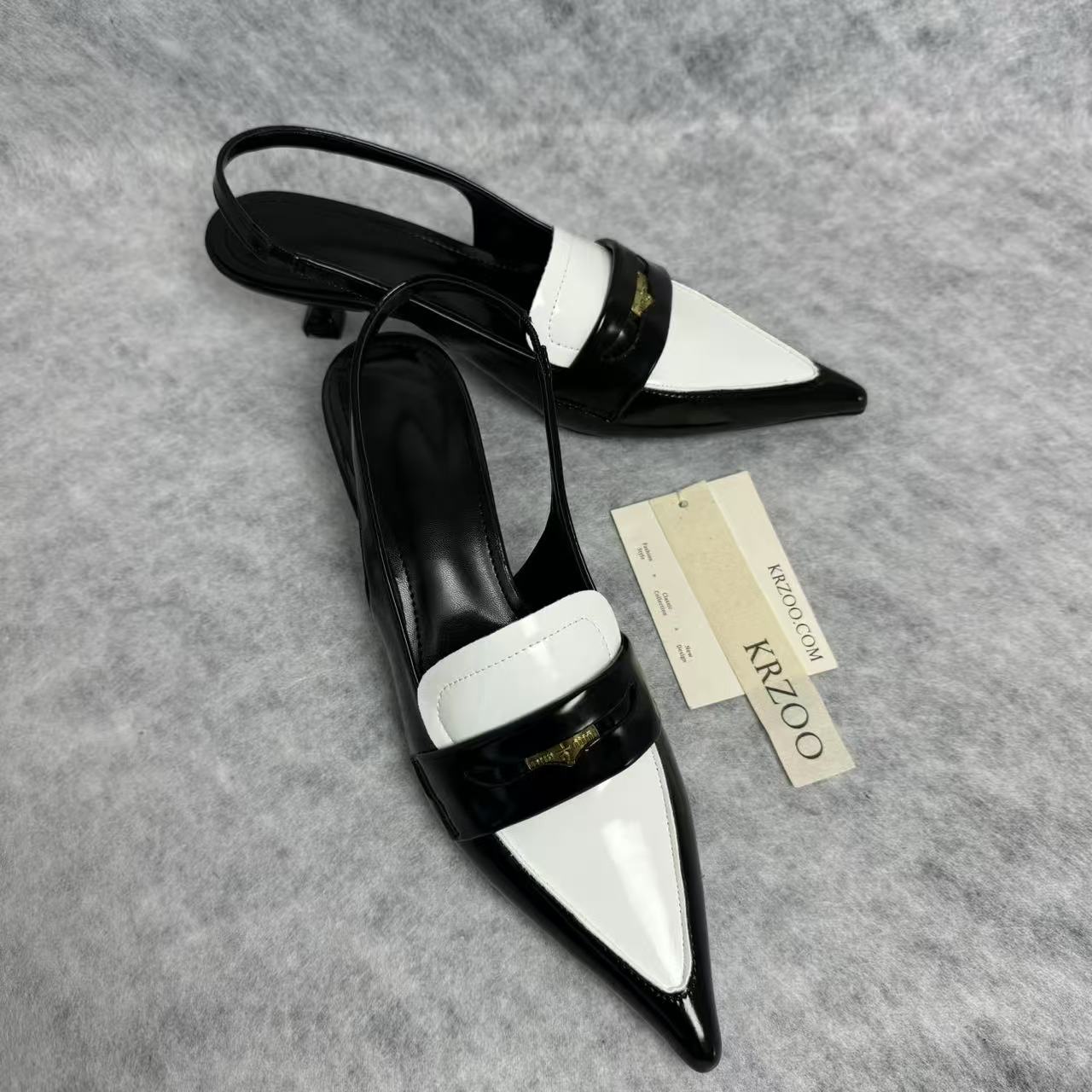 Small gold coin pointed-toe low-heeled shoes
