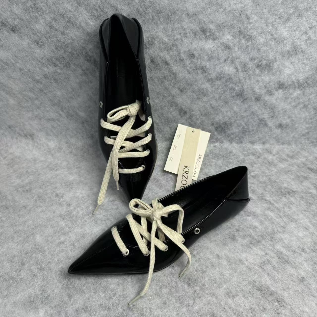 Strap-on two-piece pointed toe shiny leather shoes