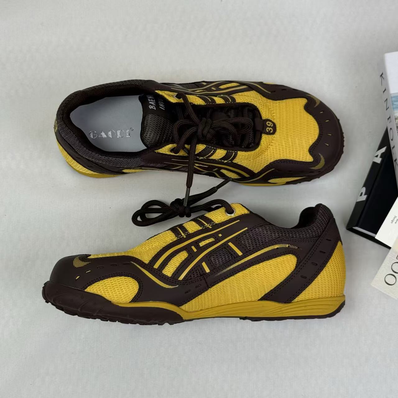 Mesh-bottom casual sports sneakers