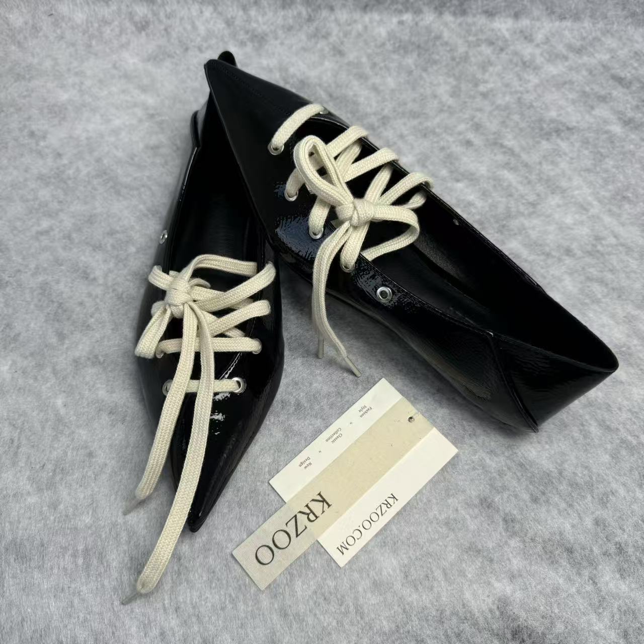 Strap-on two-piece pointed toe shiny leather shoes