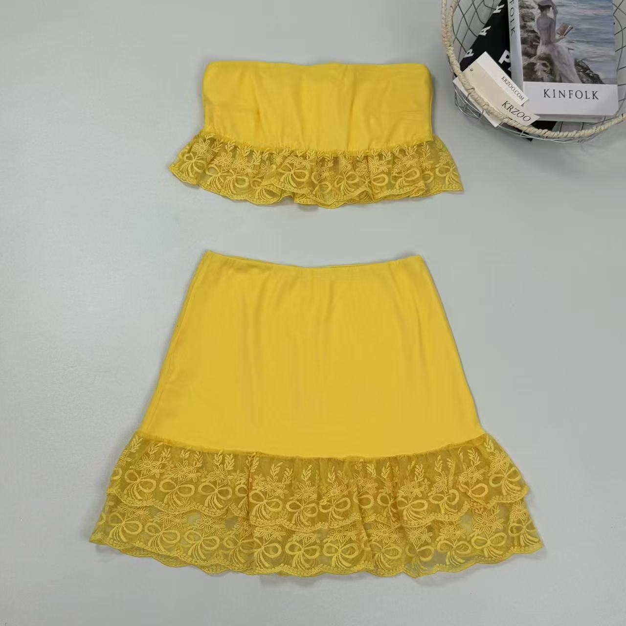 Strapless bust-hugging skirt with lace set