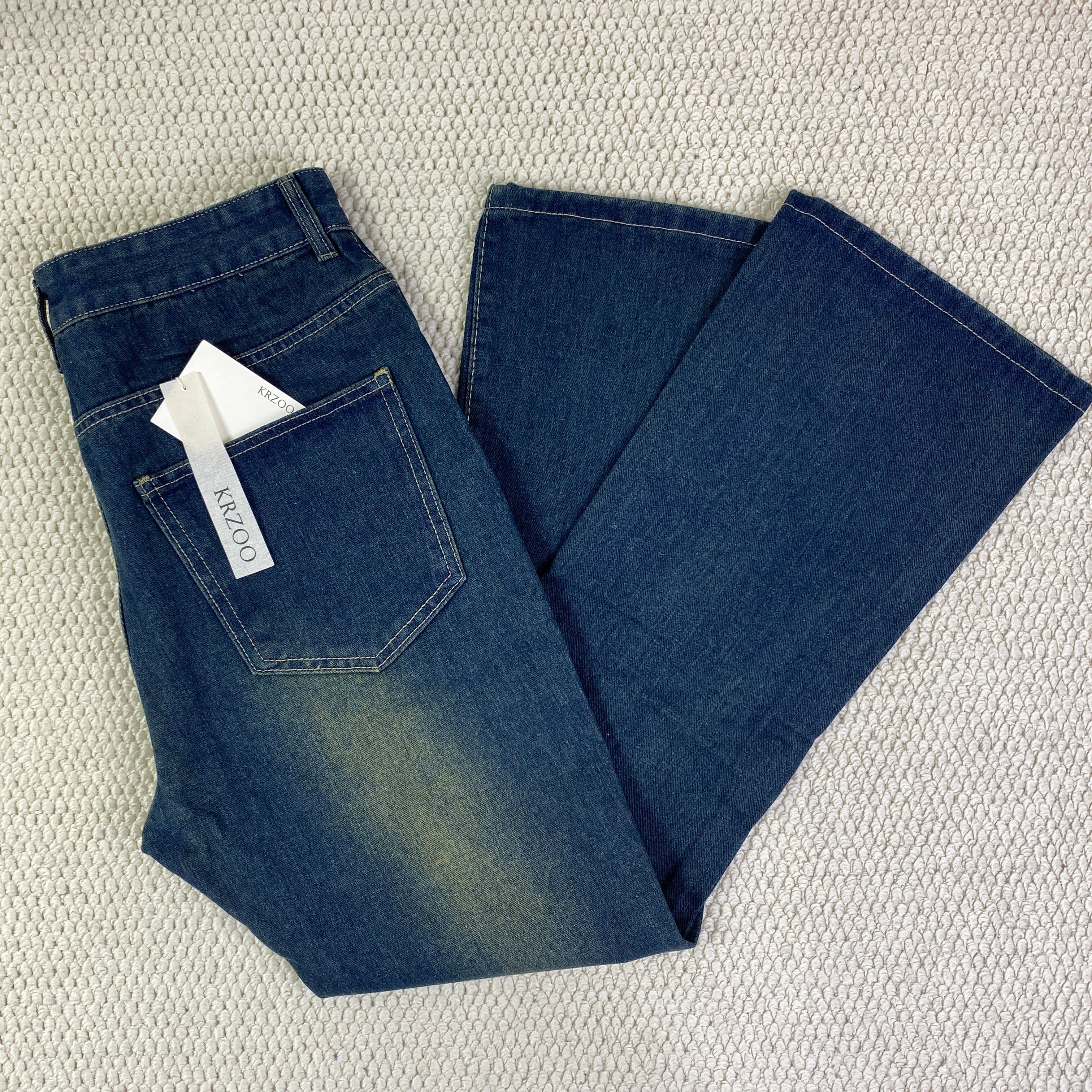 Washable slim-fit and thigh-enhancing jeans