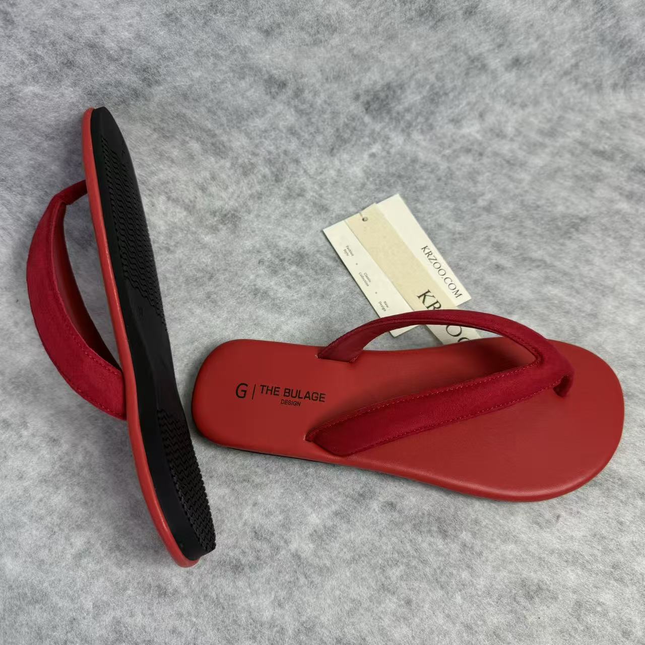 Flat-bottomed shoe with toe clasp and V-shaped sole