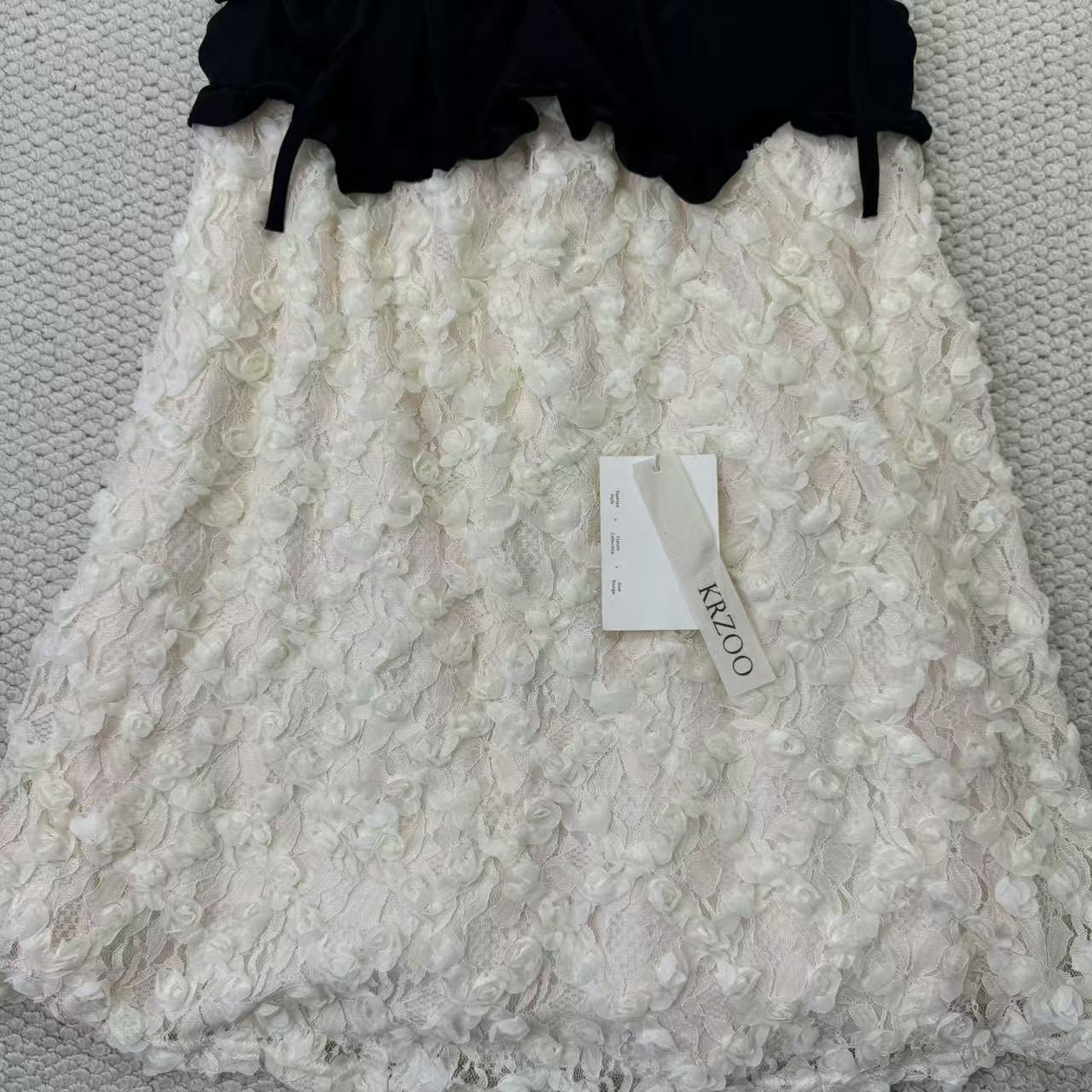 Lace flowered short dress