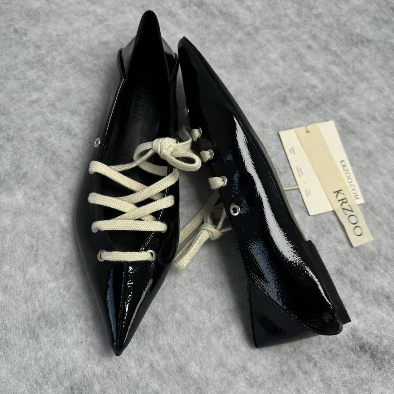 Strap-on two-piece pointed toe shiny leather shoes