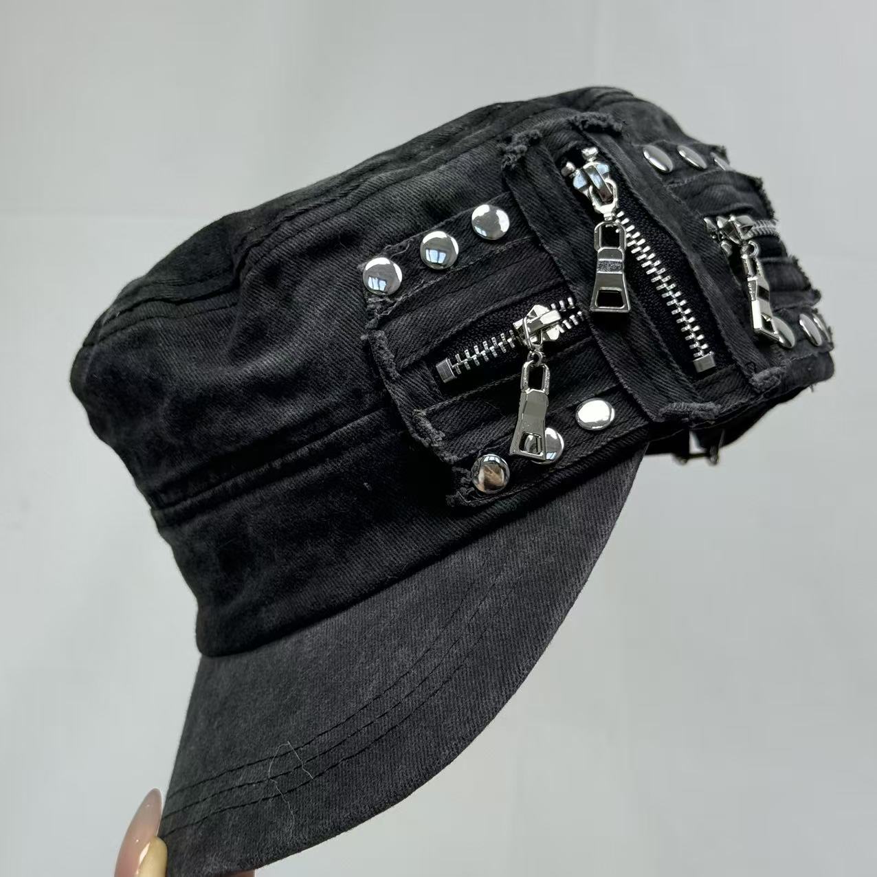 Bolted zipper baseball cap