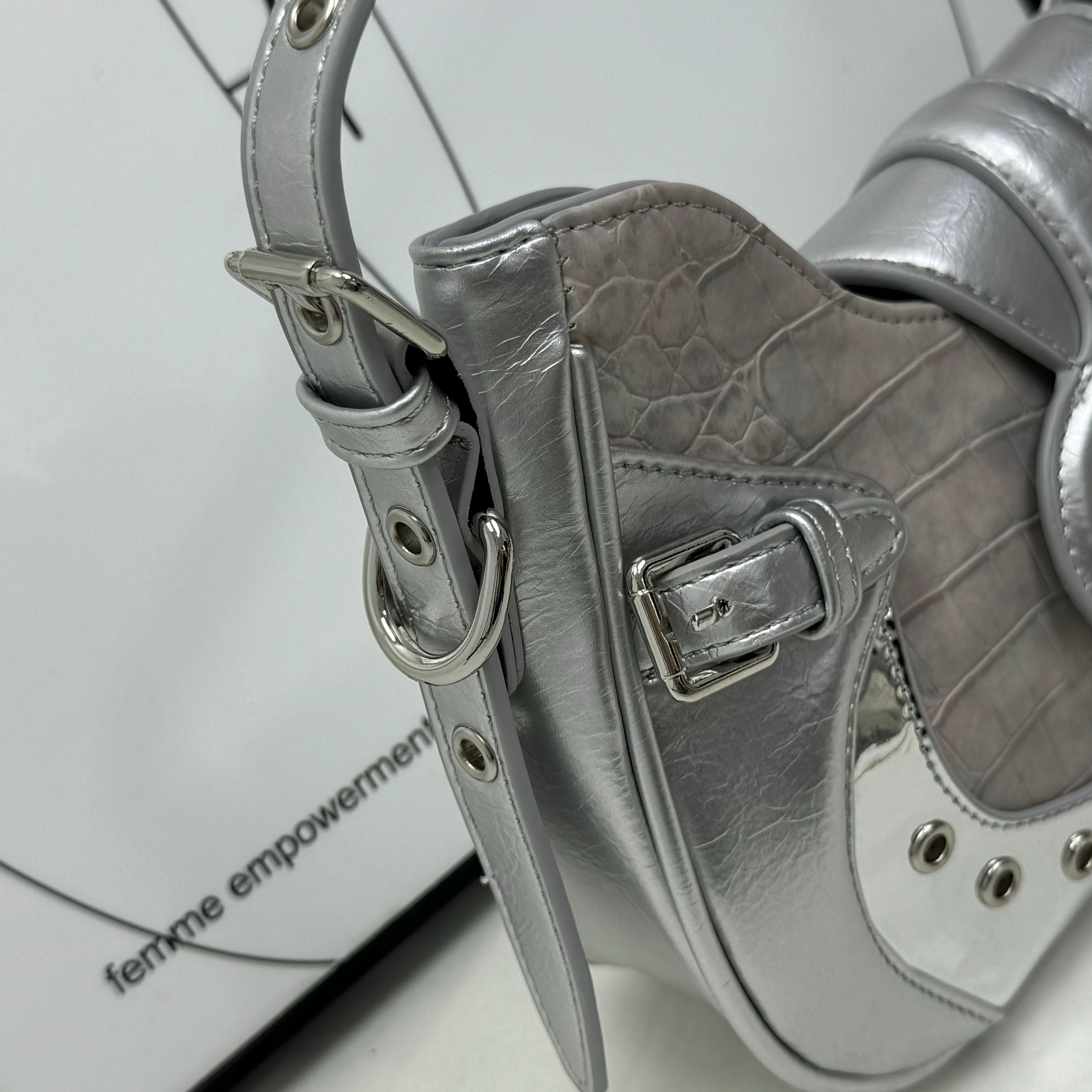 Crocodile-patterned crossbody bag for the armhole