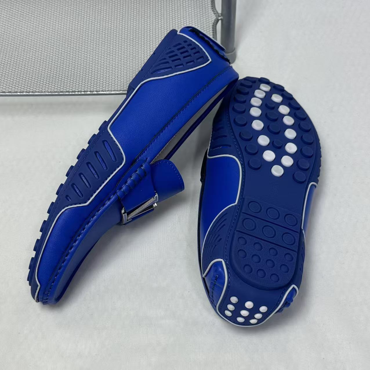 The British kicks off their leather shoes