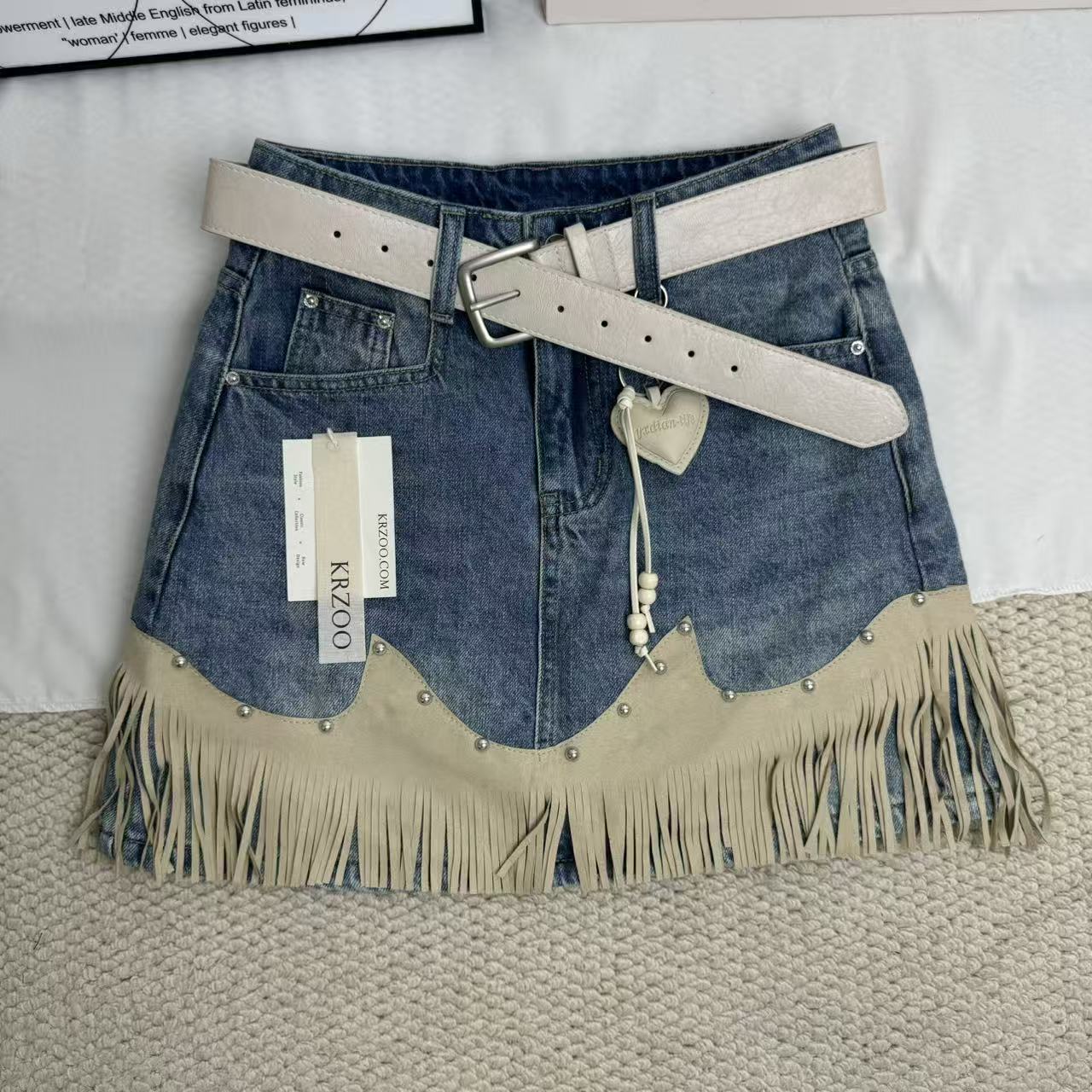 Tassel-embroidered short skirt