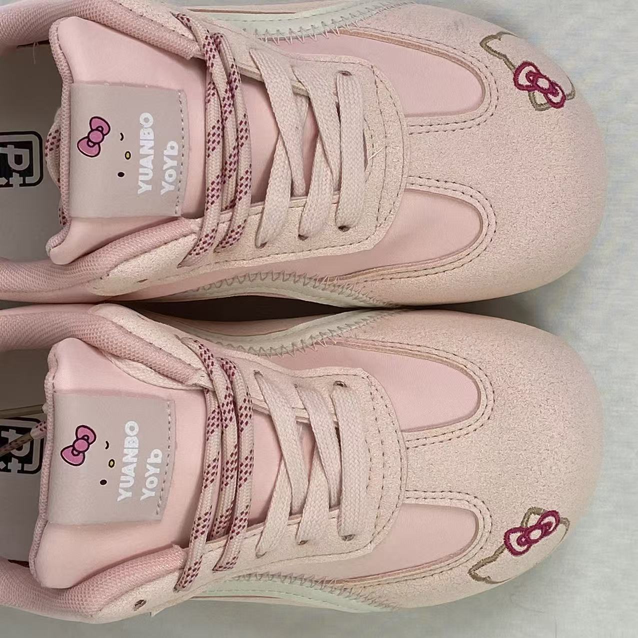 Round-toe casual sports shoes with laces