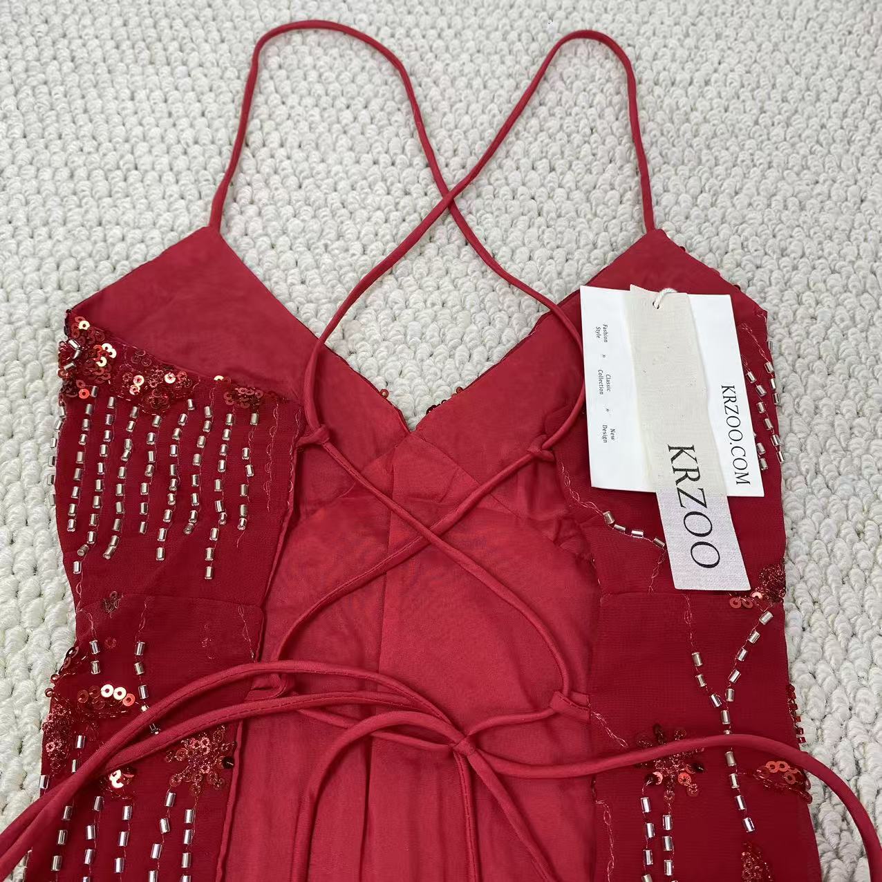 Embroidered figure-hugging tank top