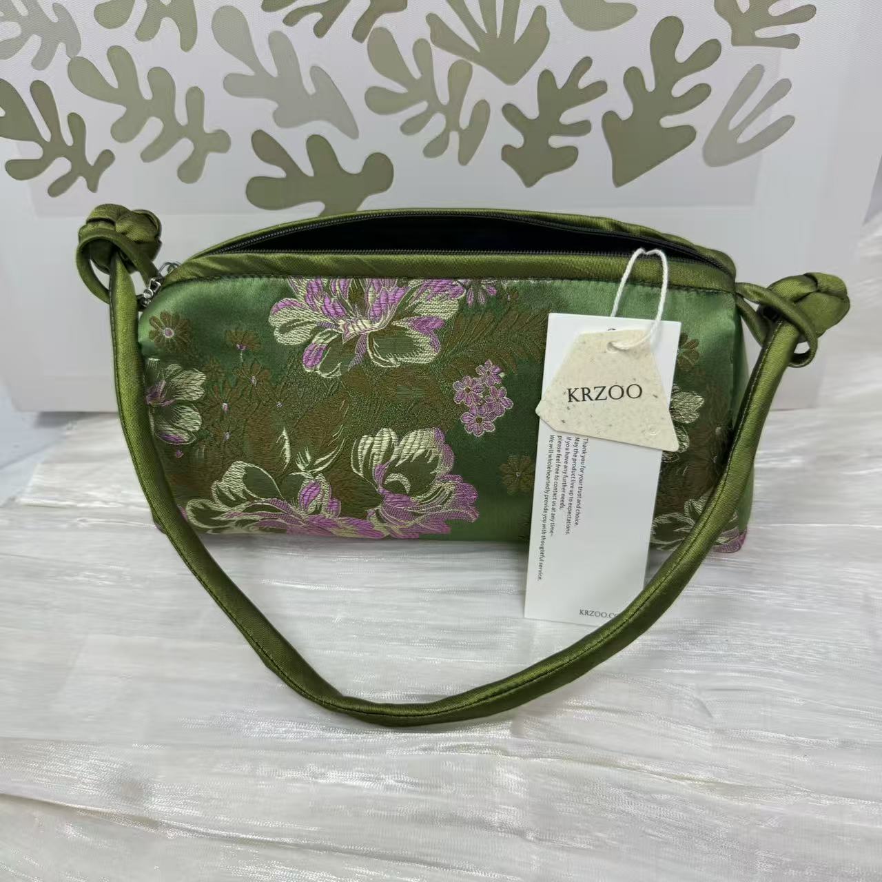 Classical style buttoned handbag
