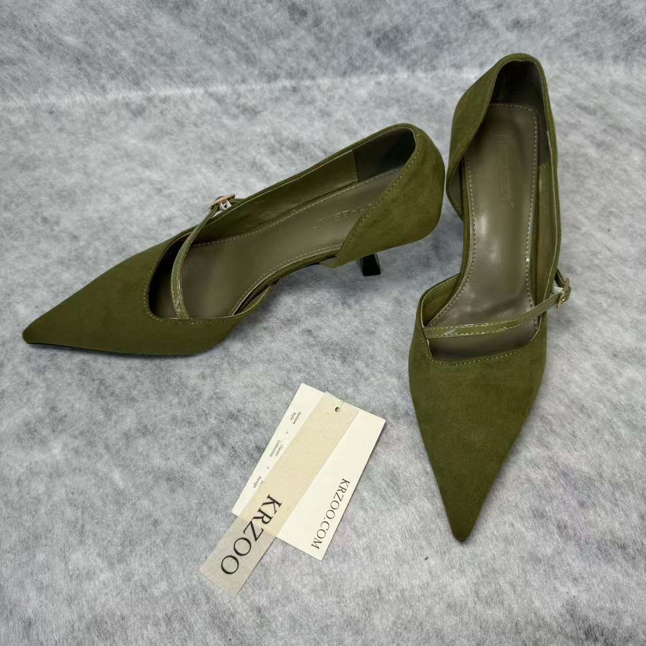 Pointed-toe low-heeled high heels
