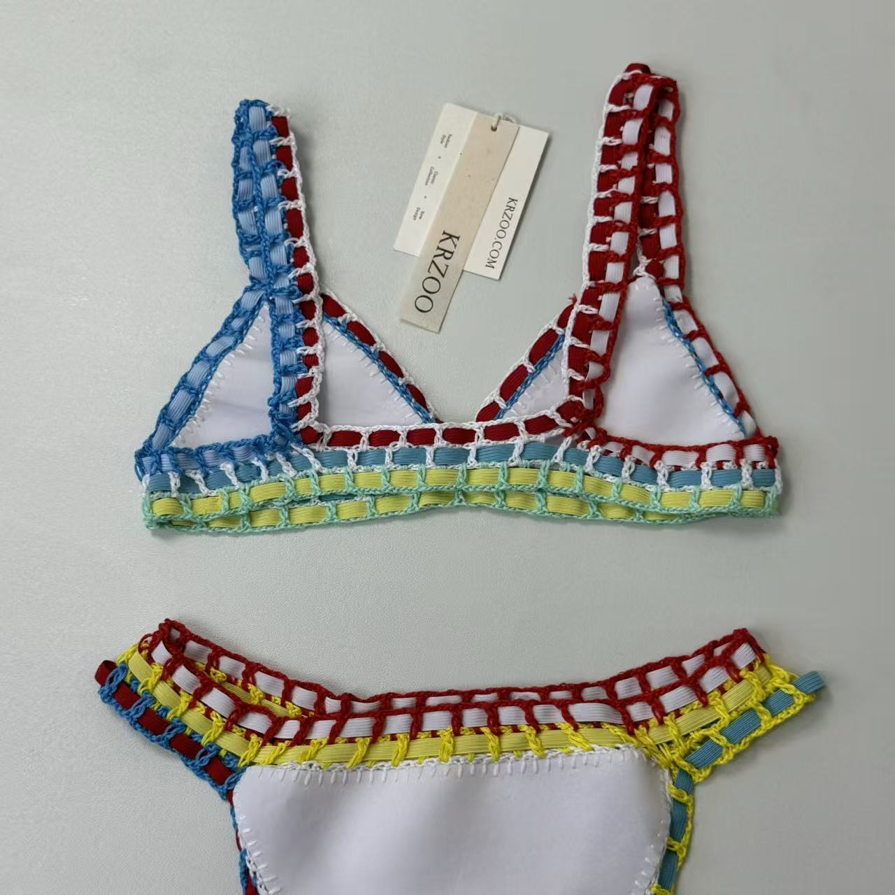 Ribbon-edge color-patterned bikini set